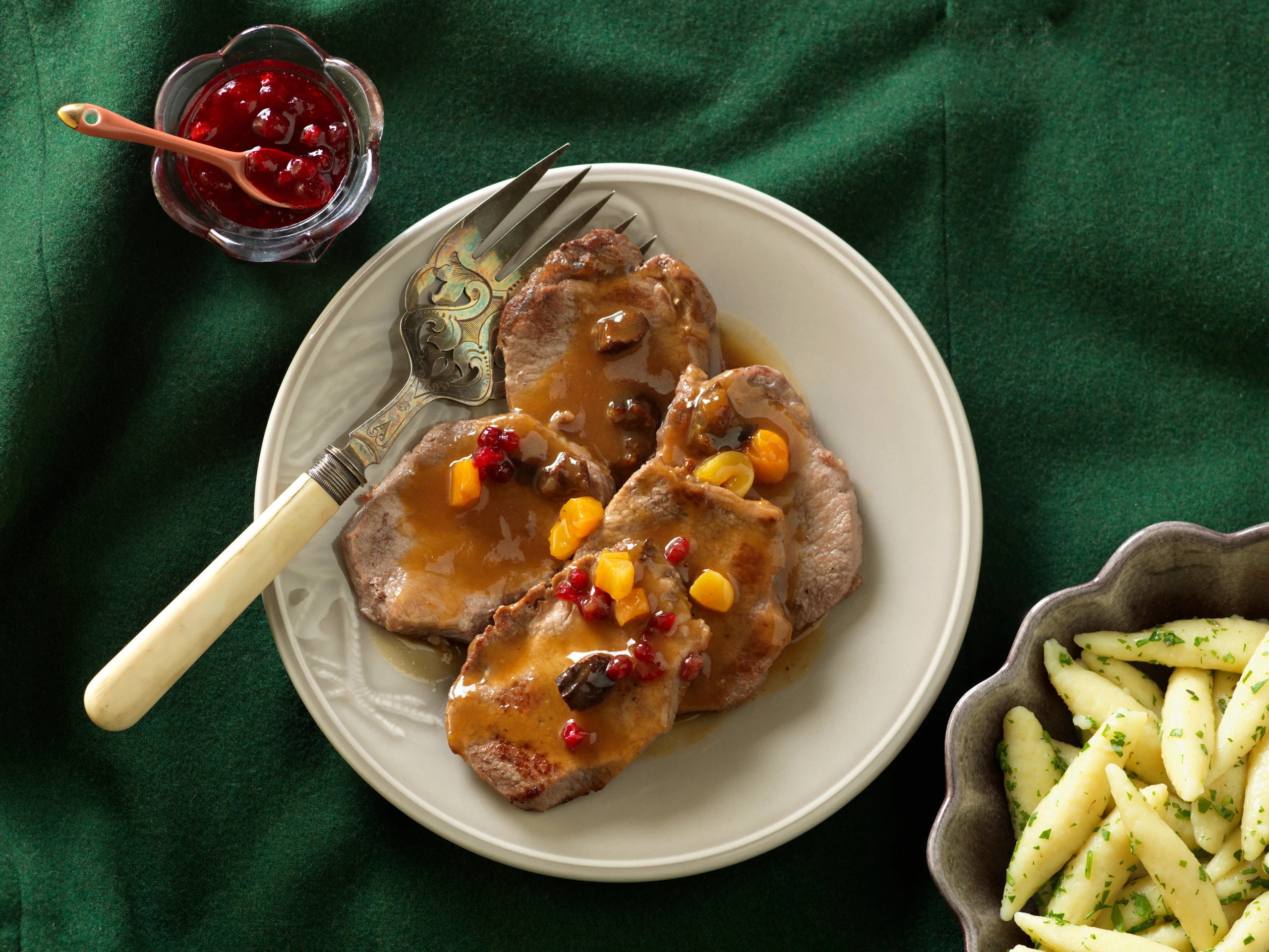 Wildschweinschnitzel mit Trockenfrüchten und Schupfnudeln