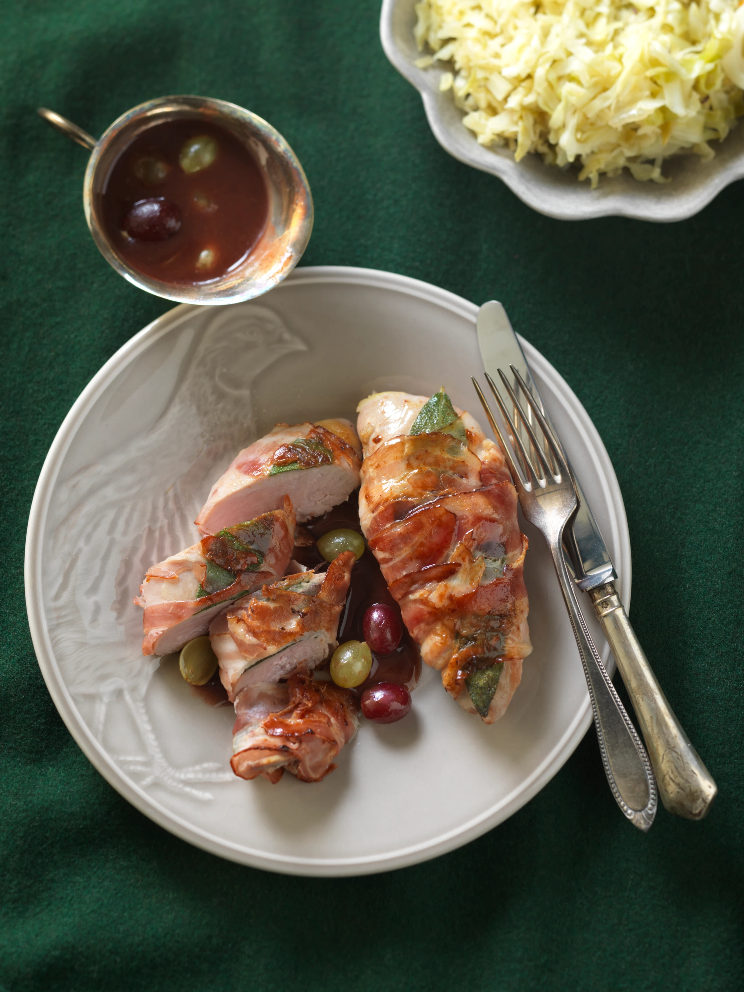 Fasanbrust im Salbei-Speckmantel mit Trauben und Weinkraut