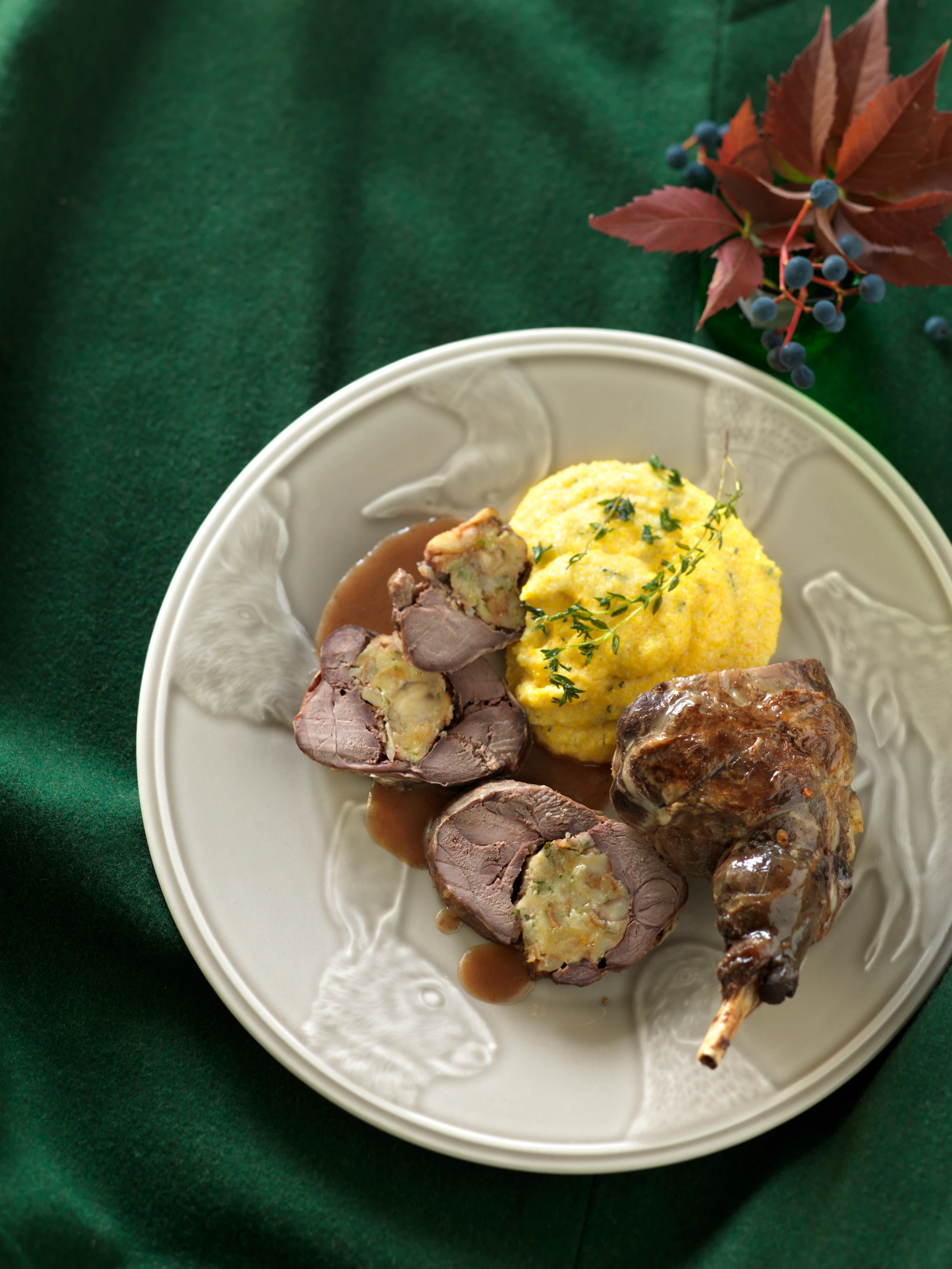 Hasenkeule mit Briochefülle auf Thymianpolenta