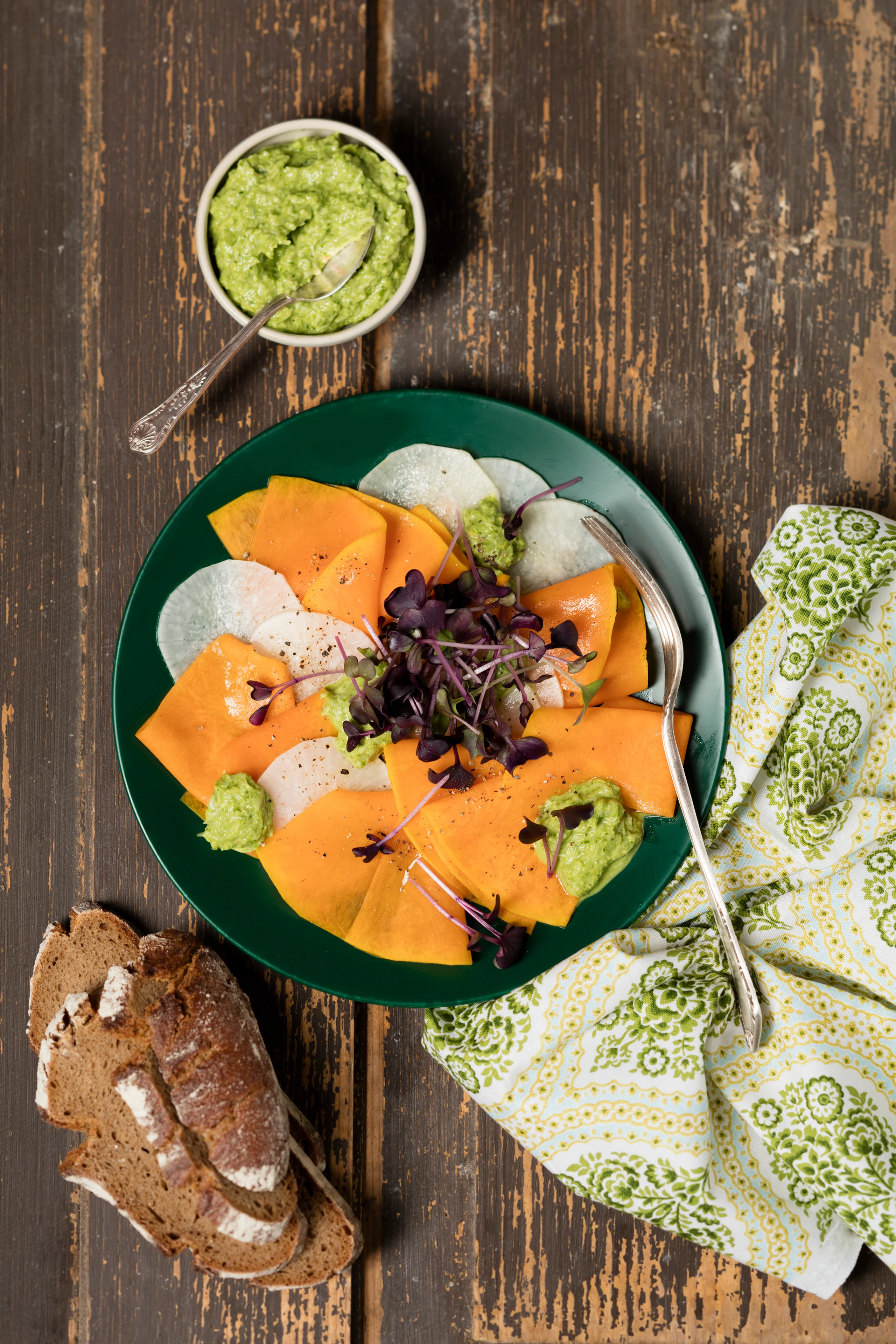 Kürbis-Rettich-Carpaccio mit Schnittlauchpesto