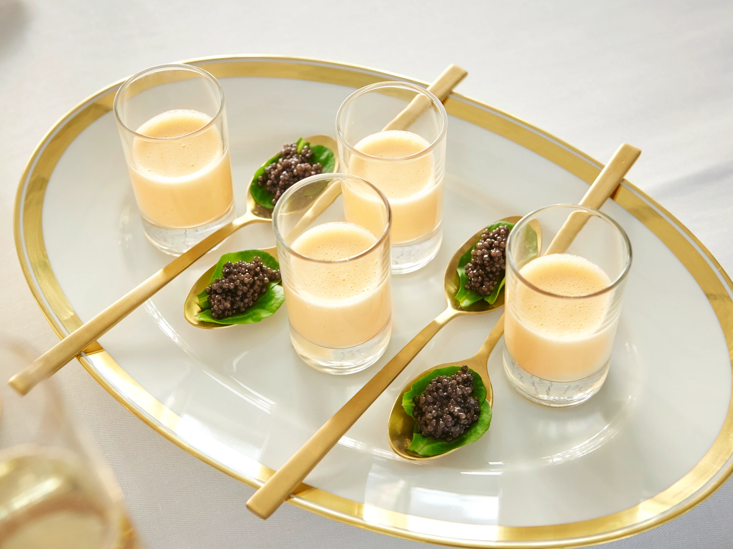 Ei-Vodka-Shot mit Kaviar