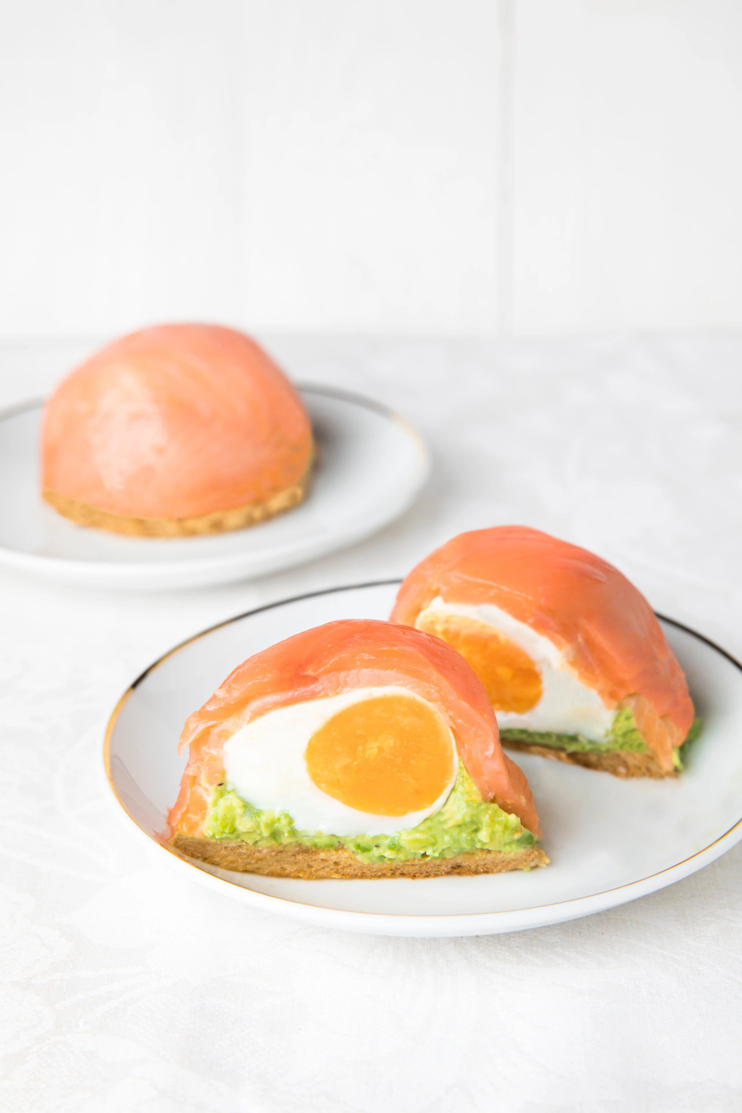 Avocado-Lachs-Törtchen mit pochiertem Ei