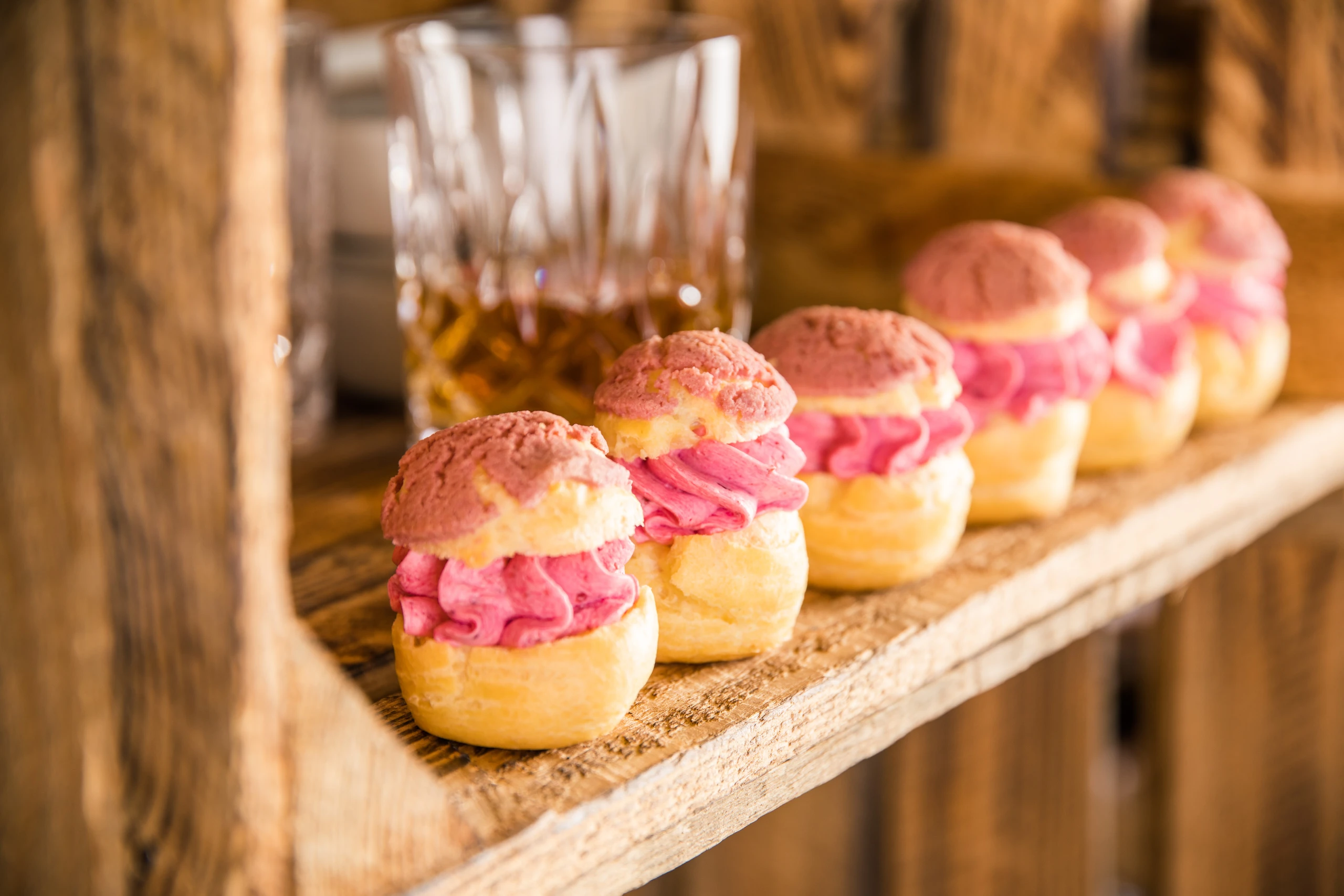 Profiteroles mit Preiselbeercreme