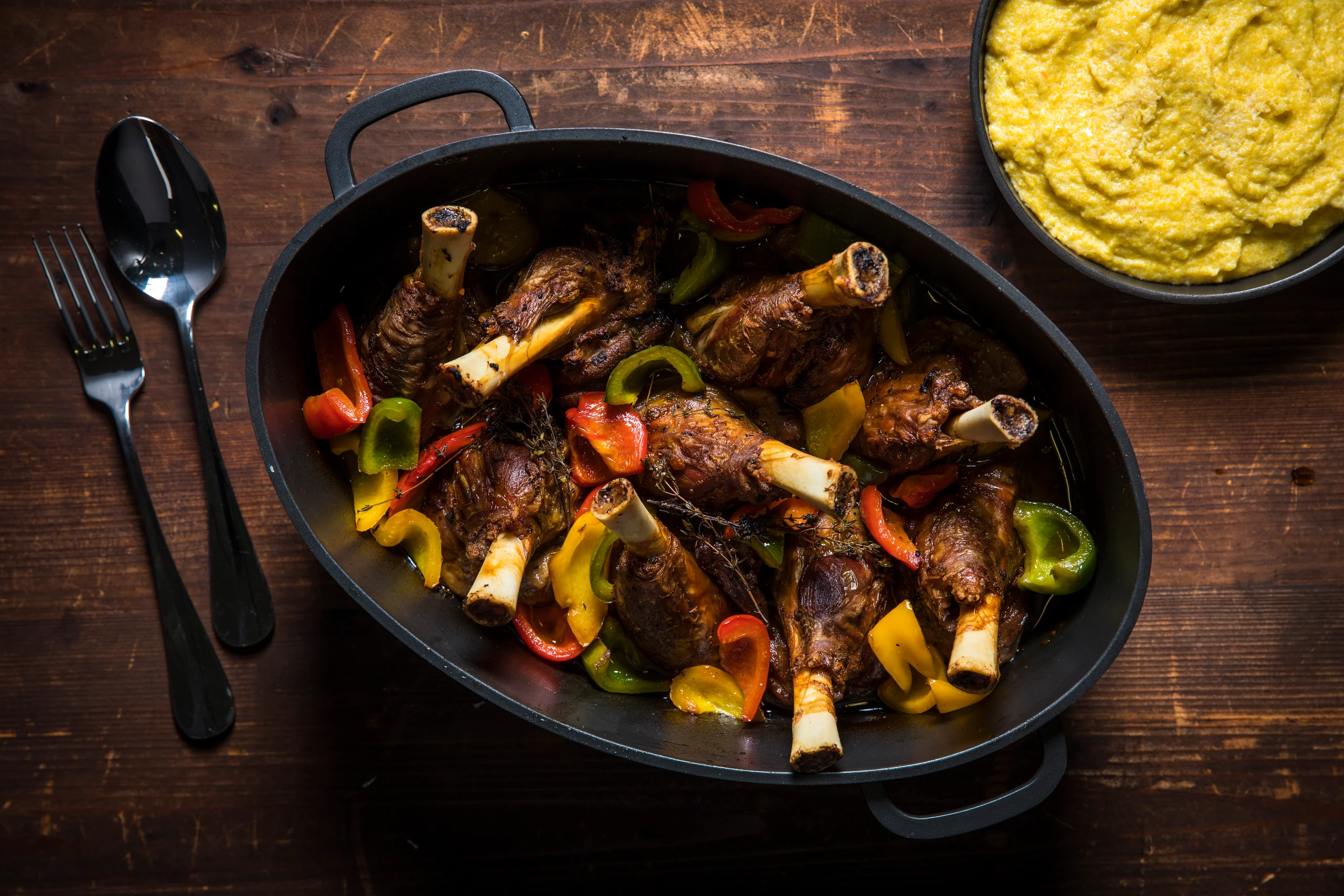 Lammstelzen mit Paprikagemüse und Polenta