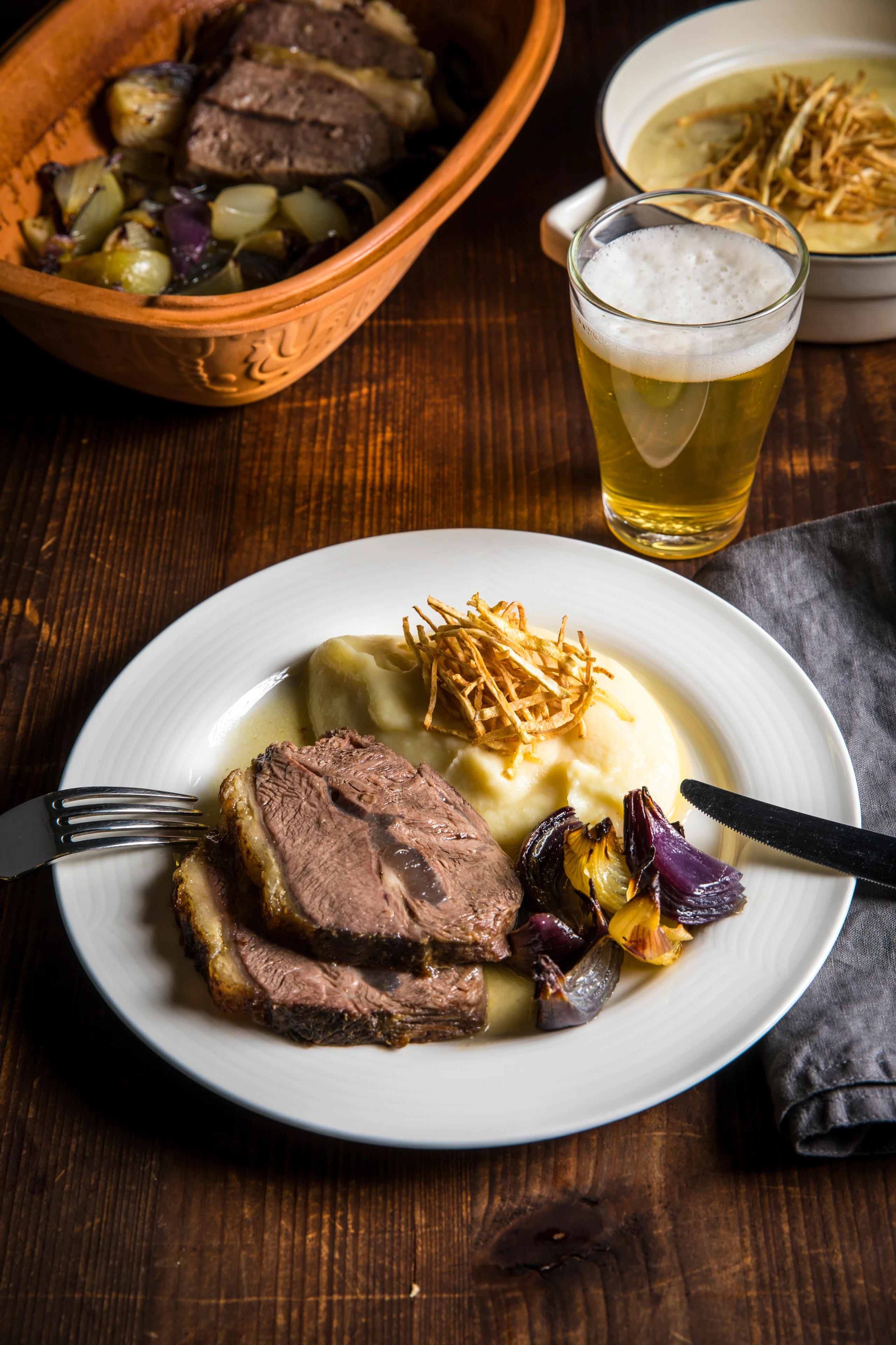 Schulterscherzel mit Zwiebelsauce und Selleriepüree