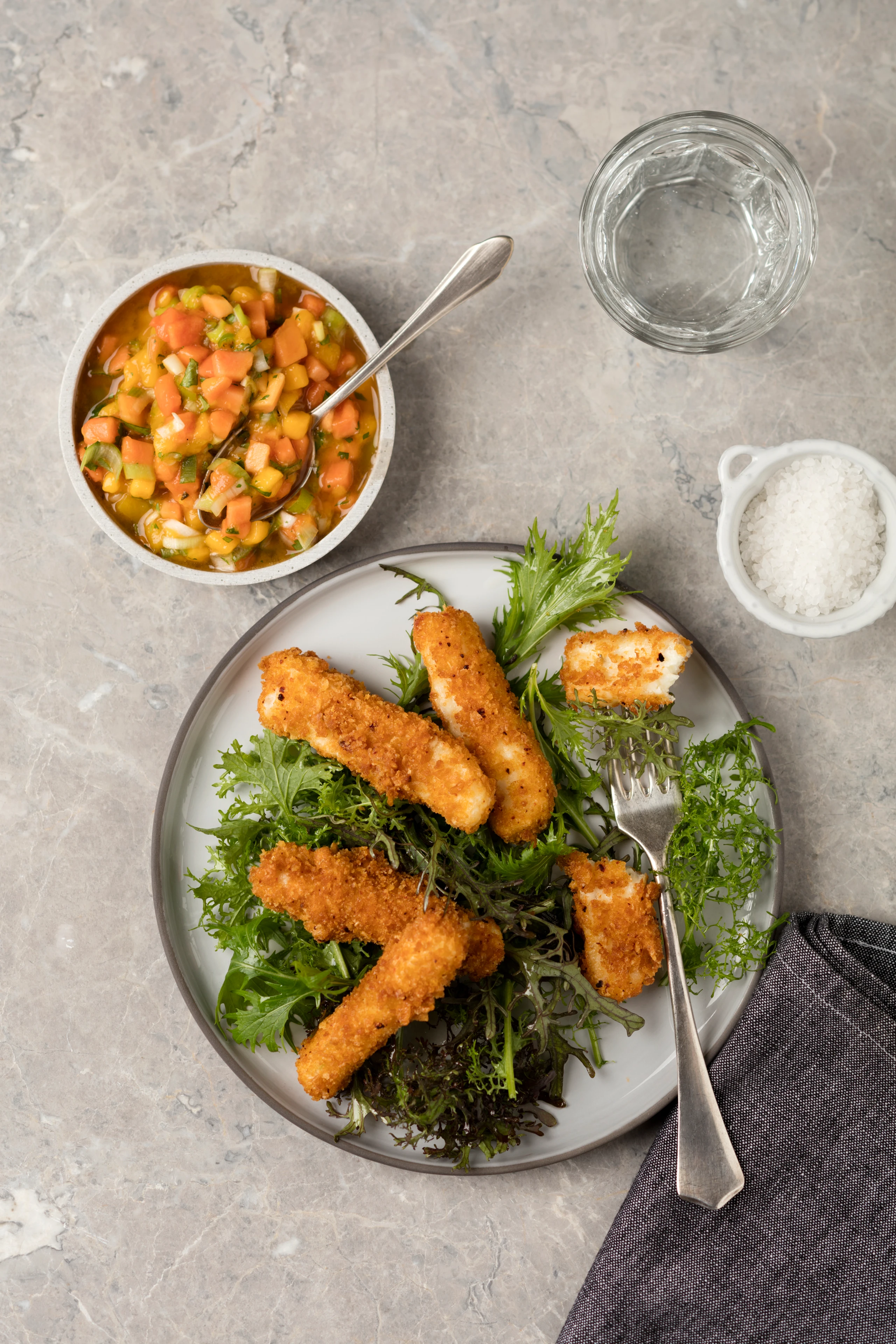 Halloumisticks mit Chili-Cornflakespanier und Asiasalat