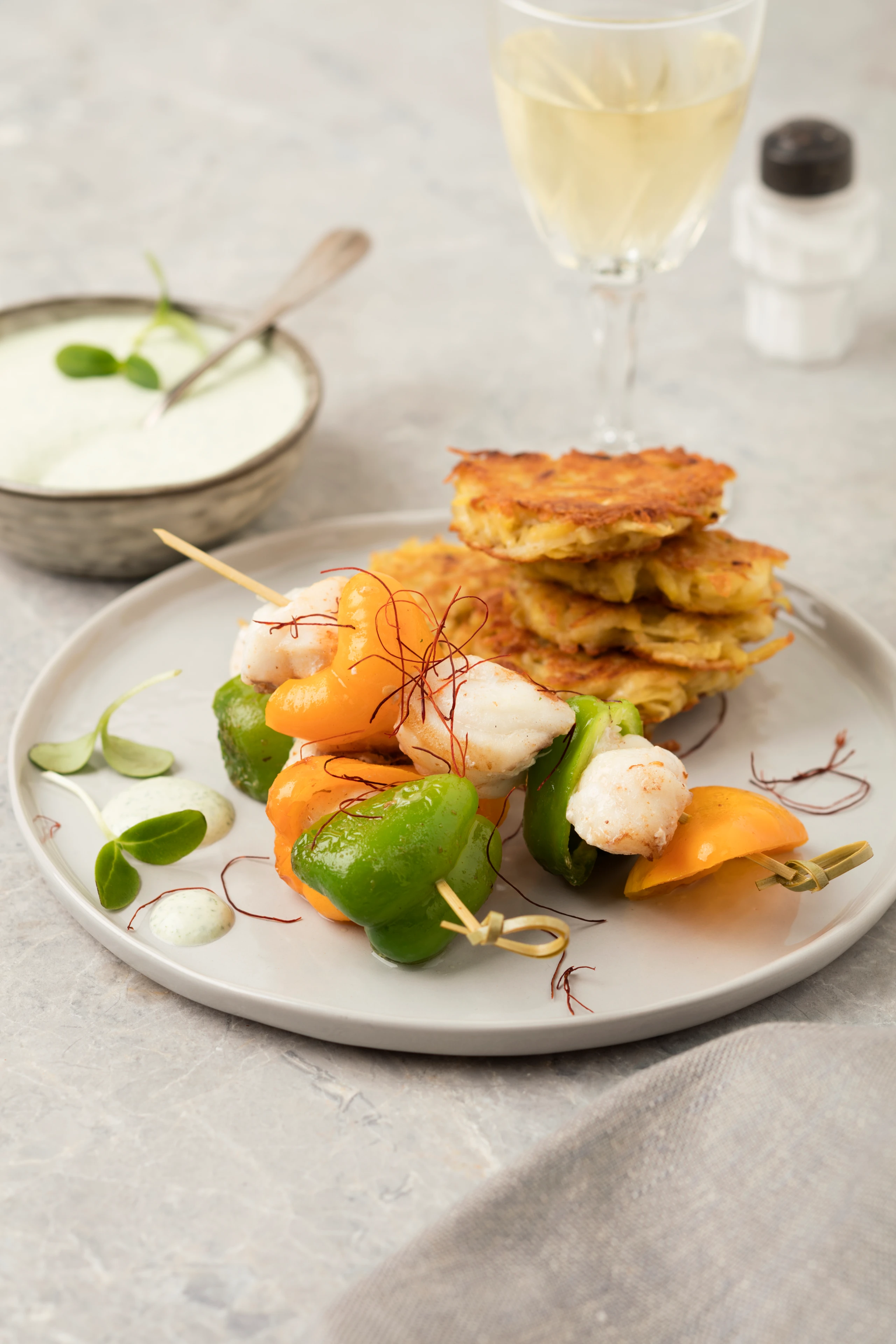 Seeteufel-Paprikaspieße auf Erdäpfelrösti