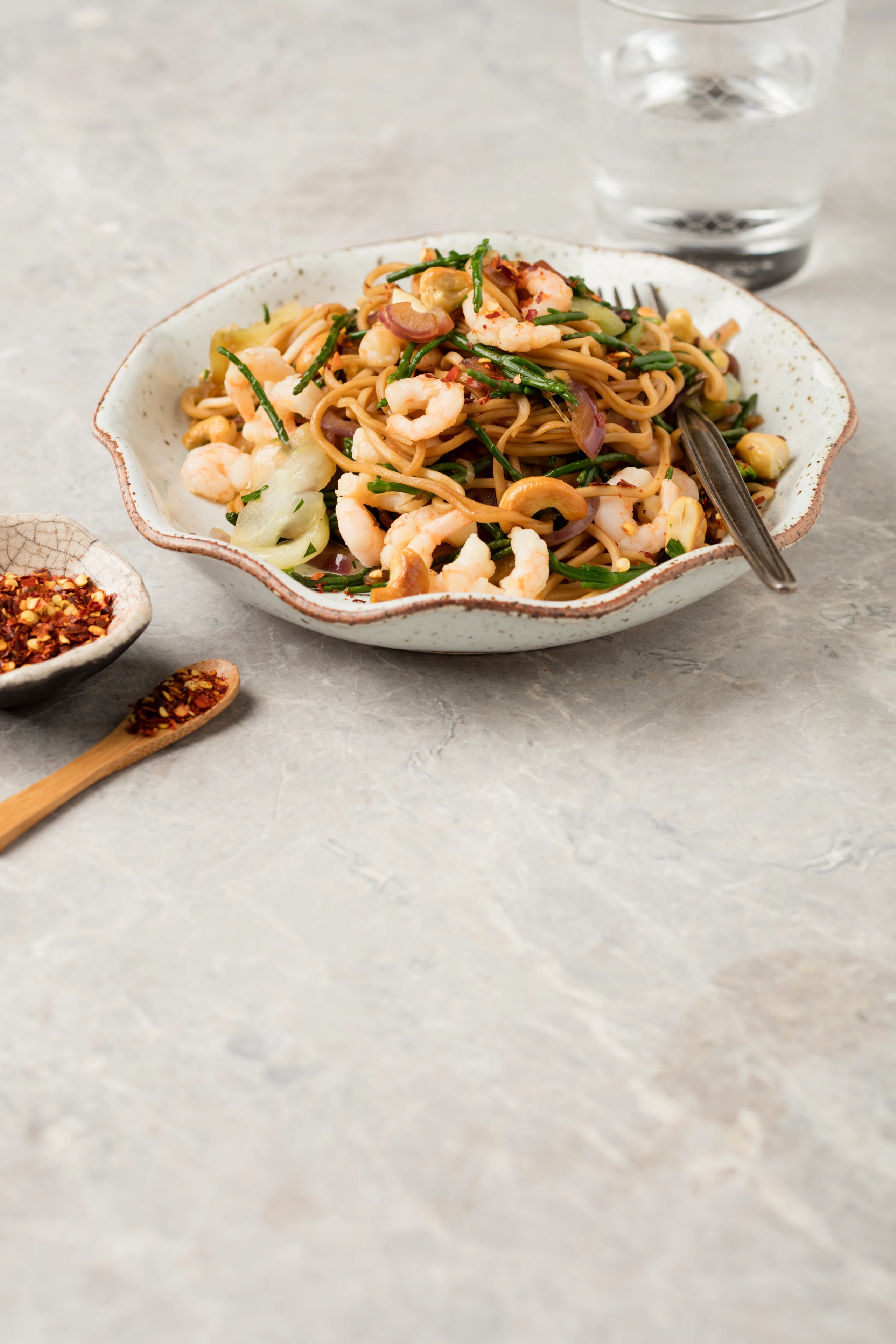 Asia-Nudeln mit Pak Choi, Shrimps und Cashews