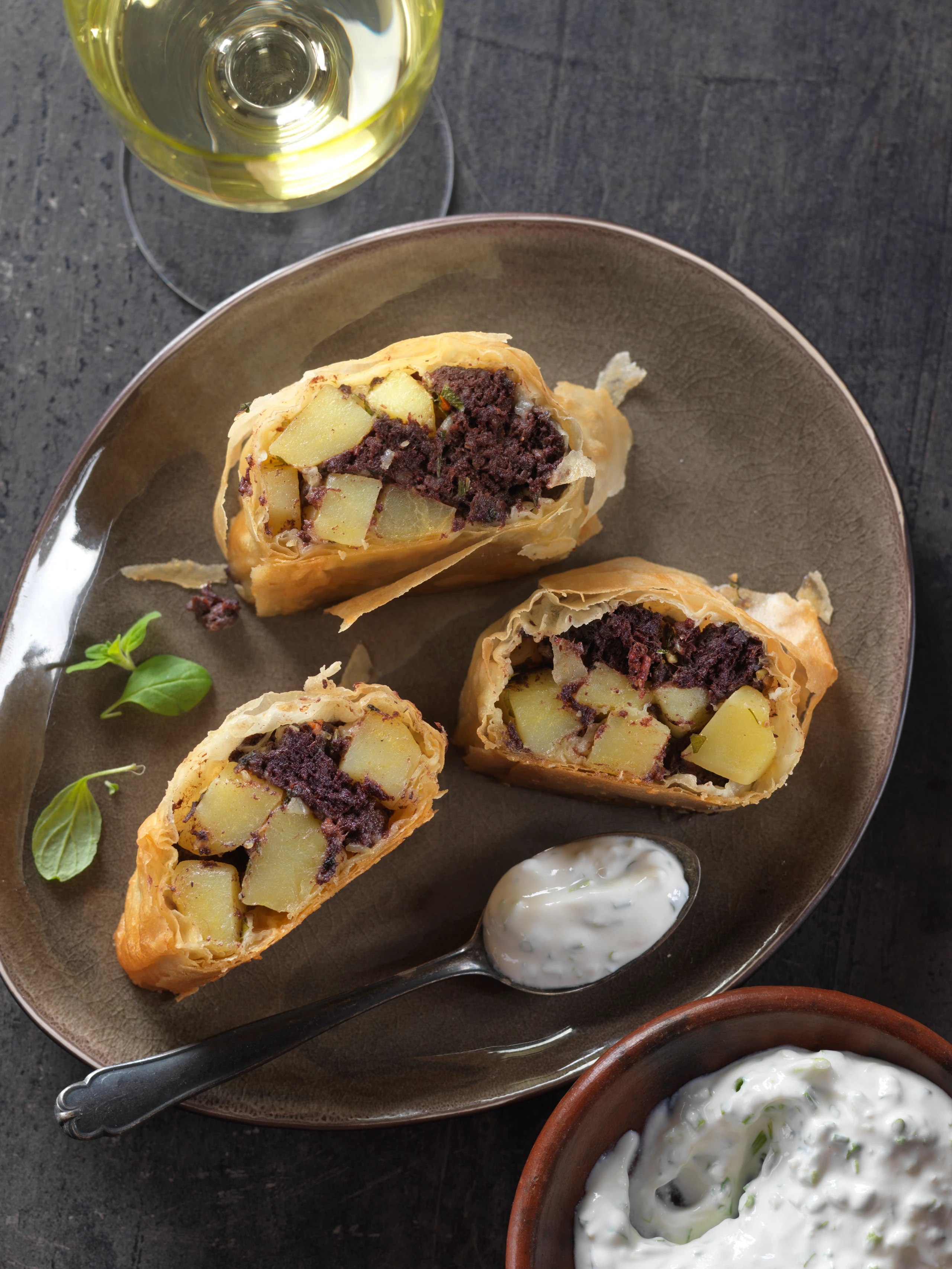 Erdäpfel-Blunzenstrudel mit Knoblauchsauce
