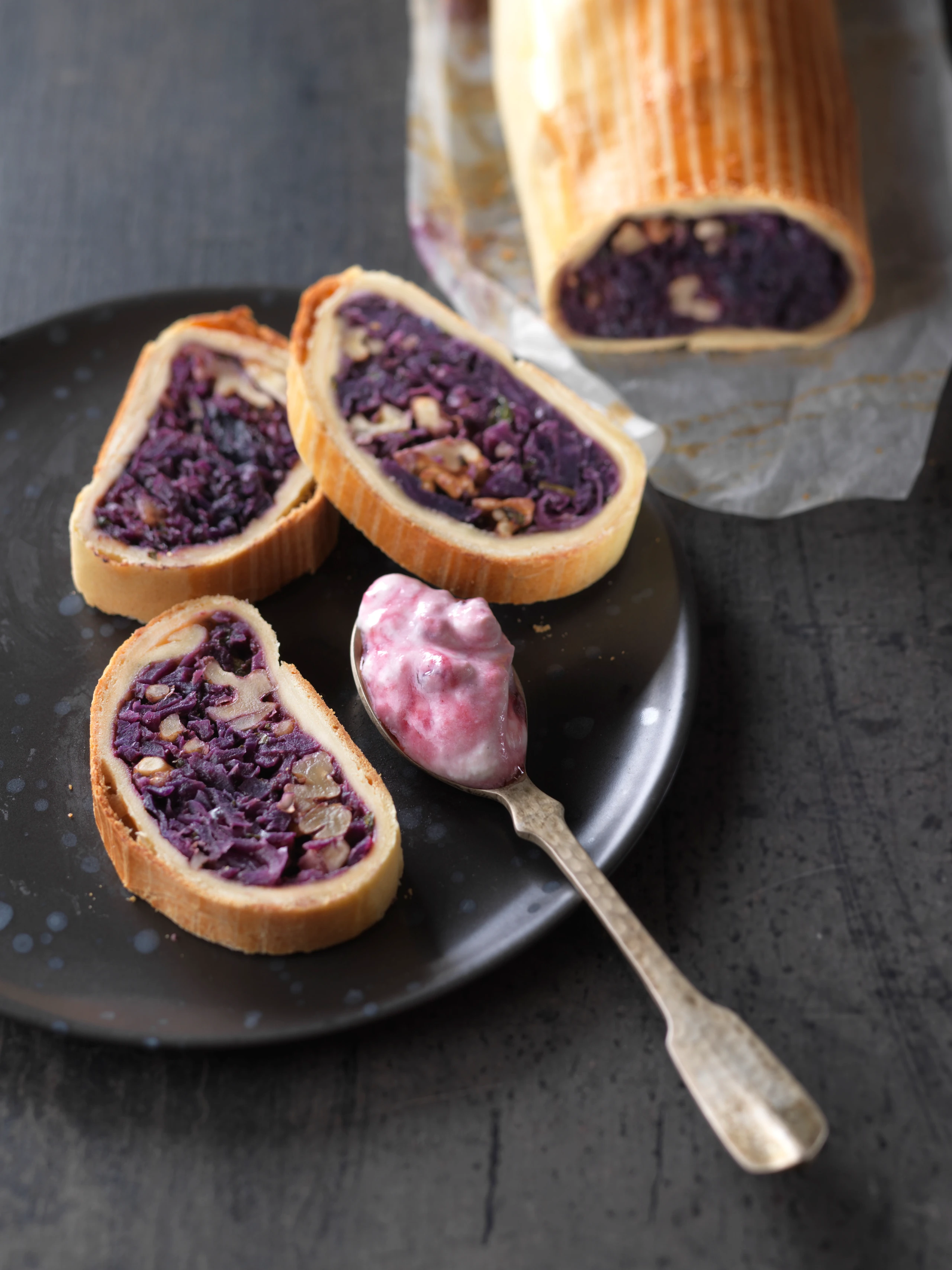 Rotkrautstrudel mit Preiselbeersauce