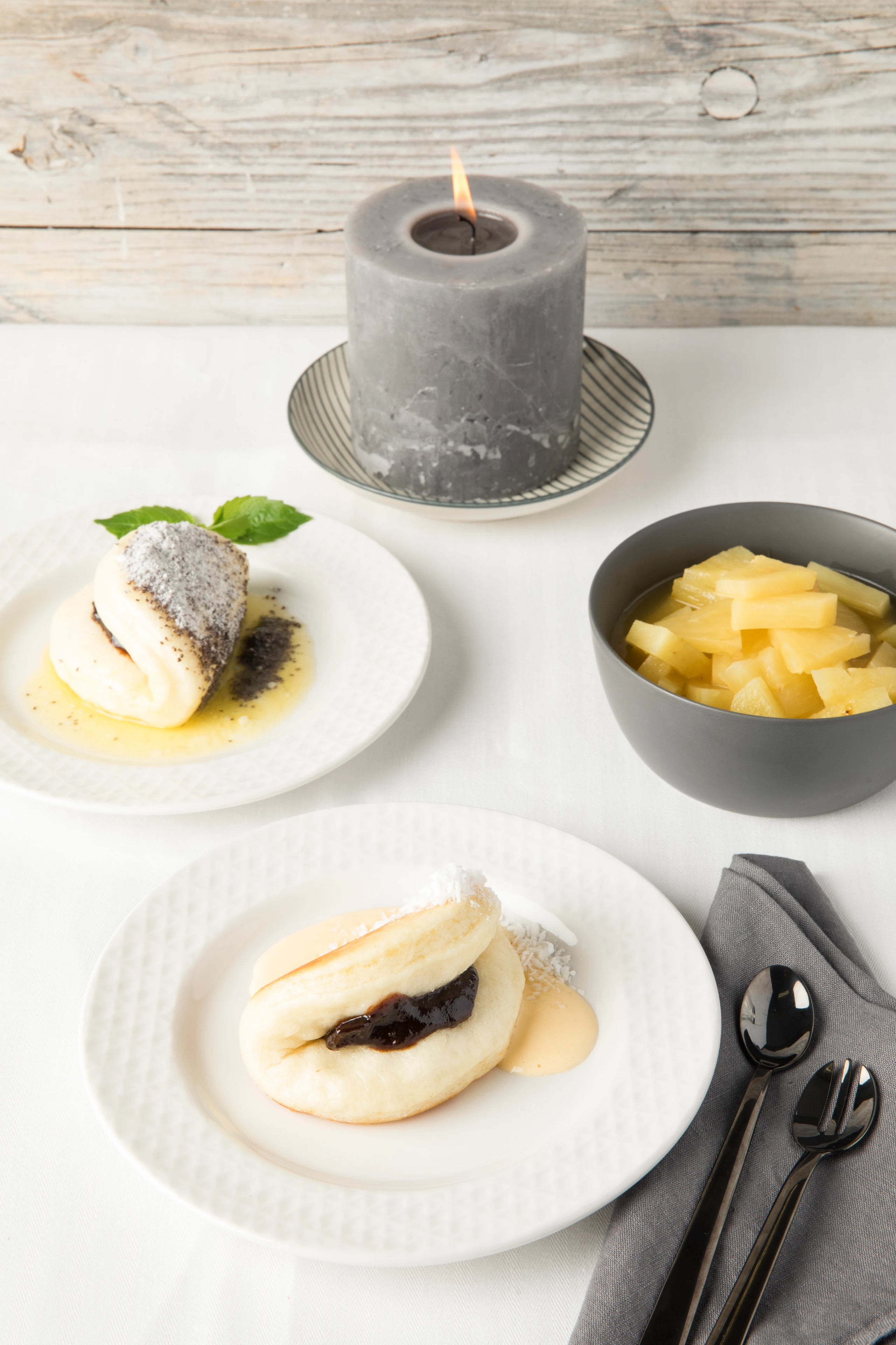 Buns mit Powidl, Kokos und Mohn