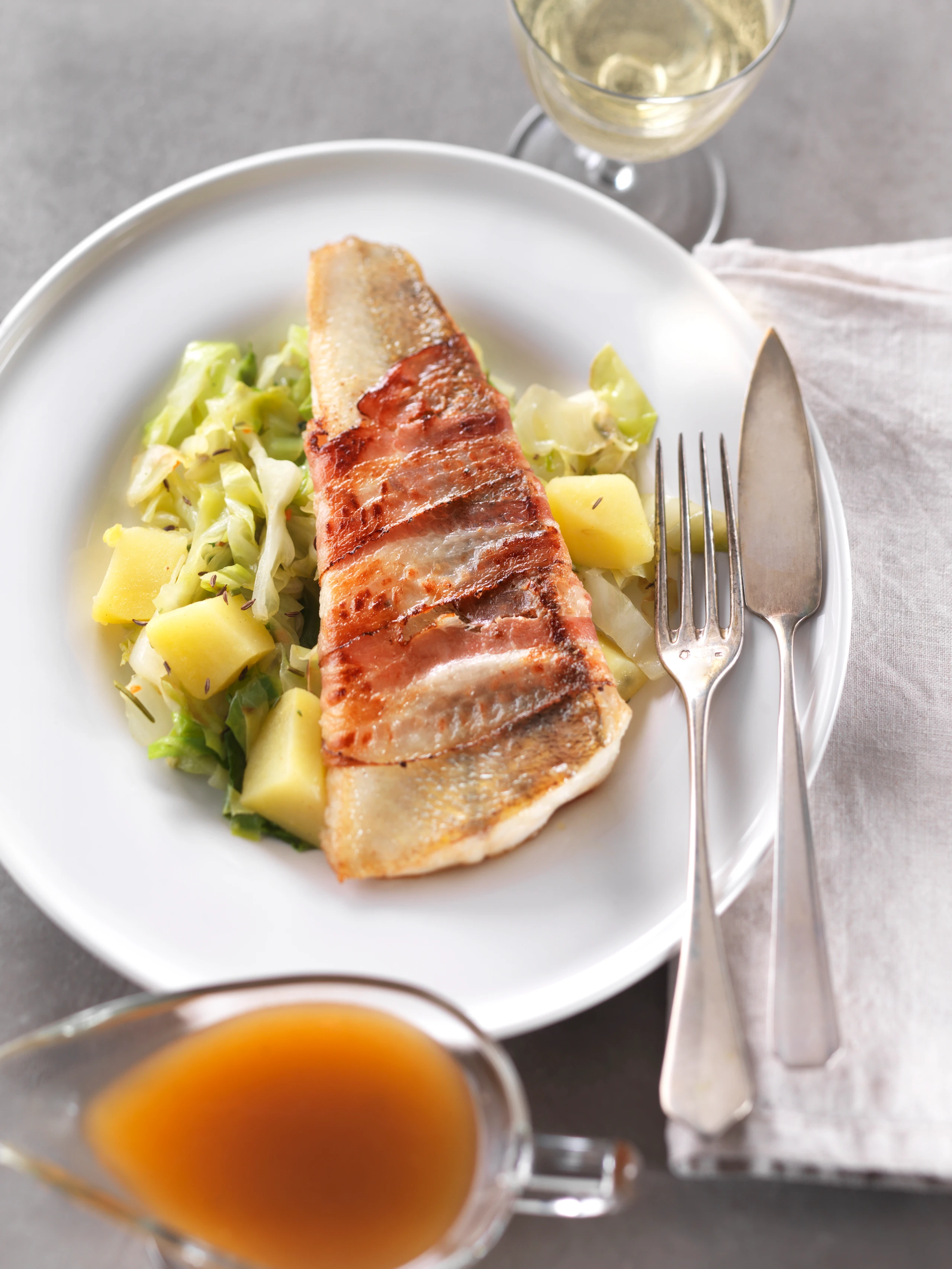 Zanderfilet im Speckmantel mit Kraut