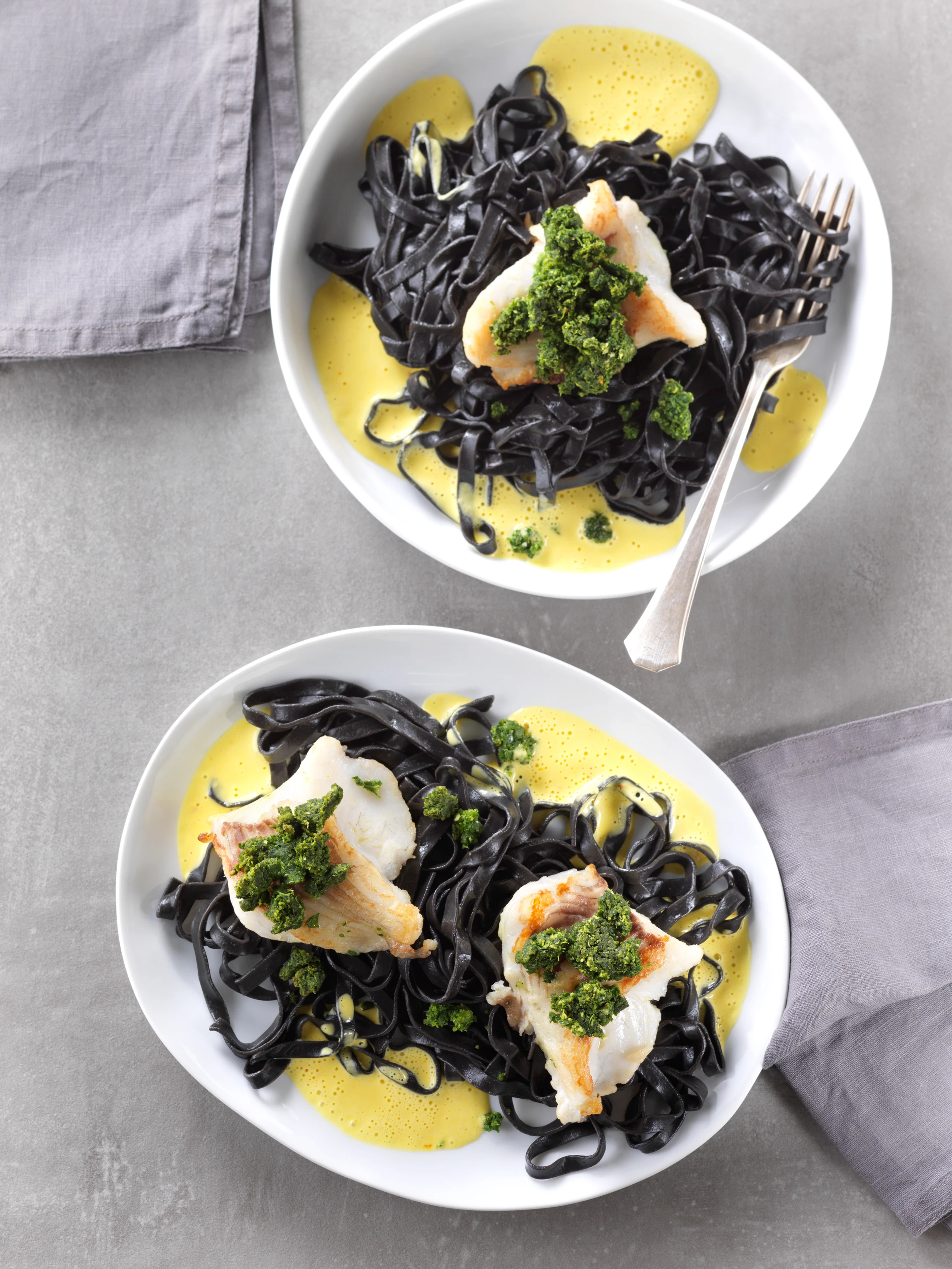 Welsfilet mit Petersilkruste und Safransauce