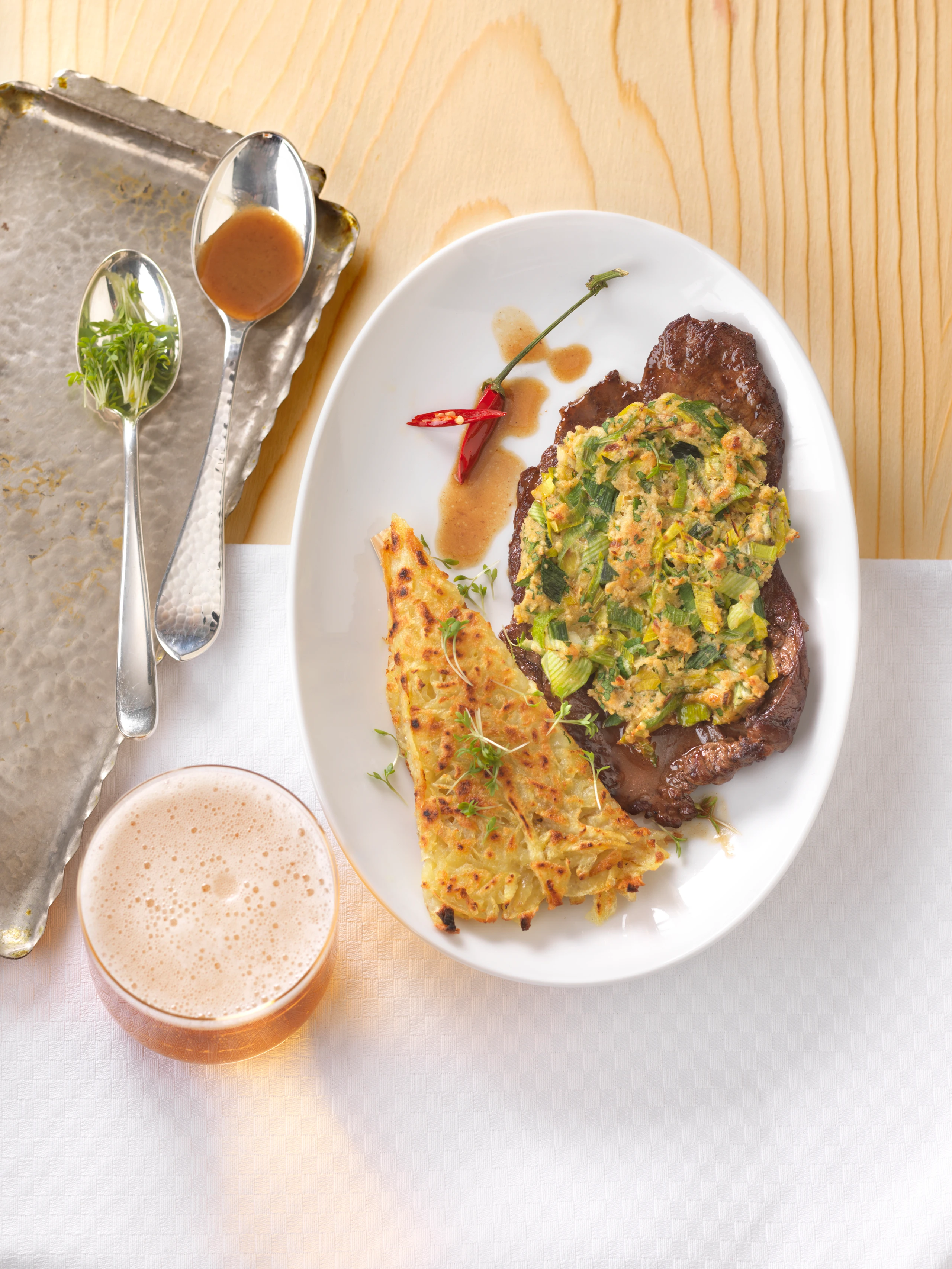 Rindsschnitzel mit Zwiebel-Petersilkruste