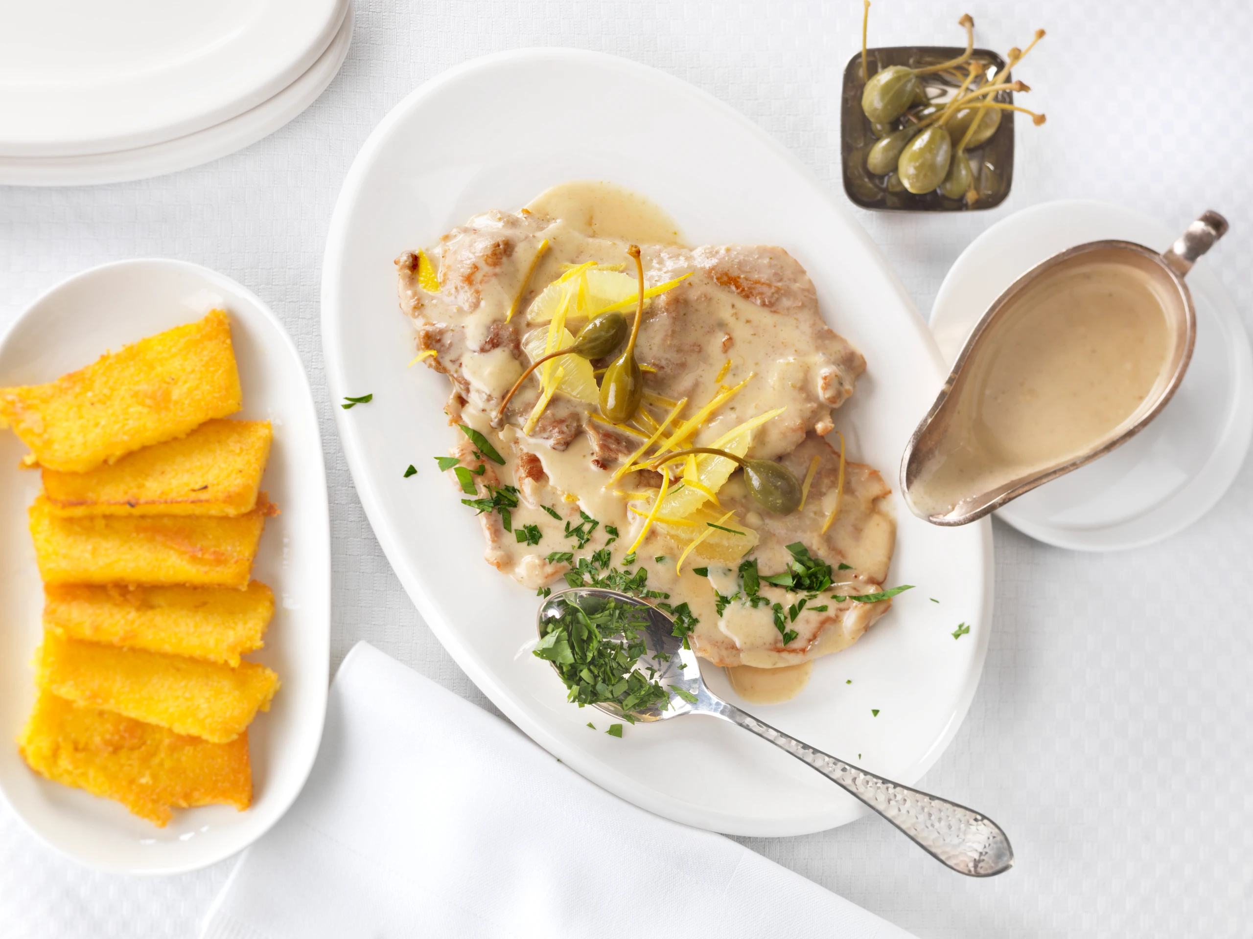 Schweinsschnitzel mit Kapernsauce und Polentaschnitten
