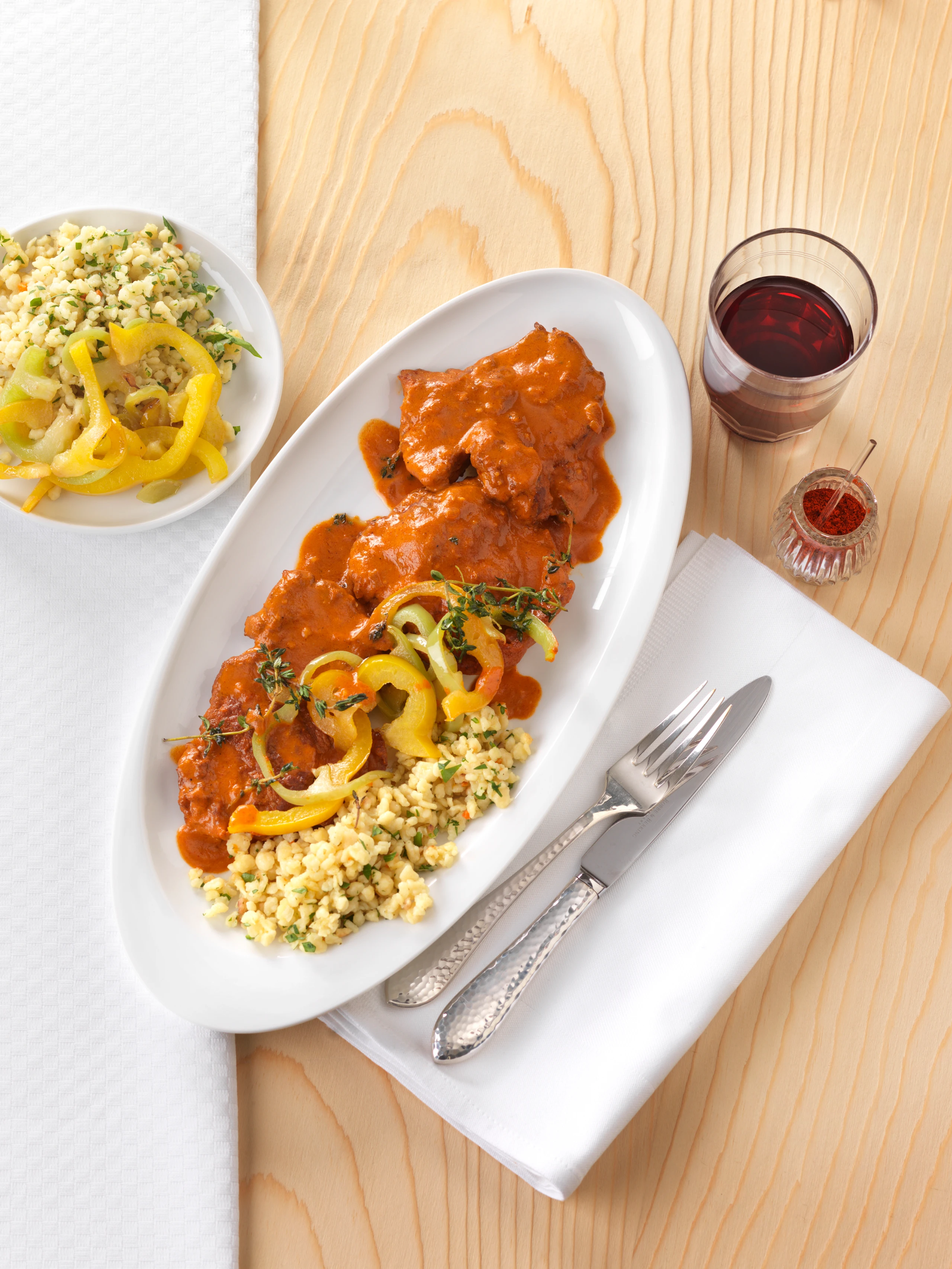 Lammschnitzel mit Paprikasauce und Tarhonya