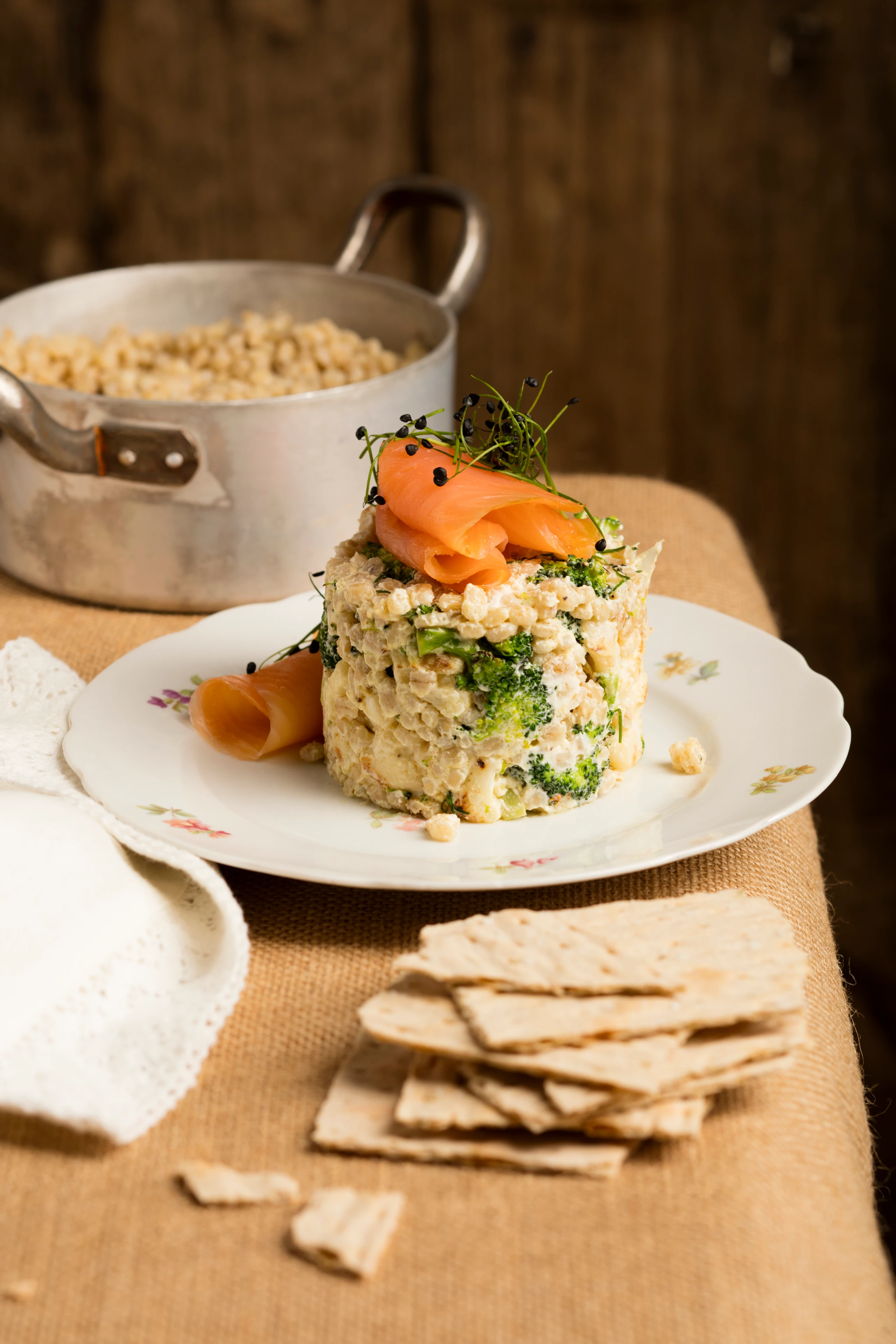 Rollgerste mit Gemüse und Räucherlachs