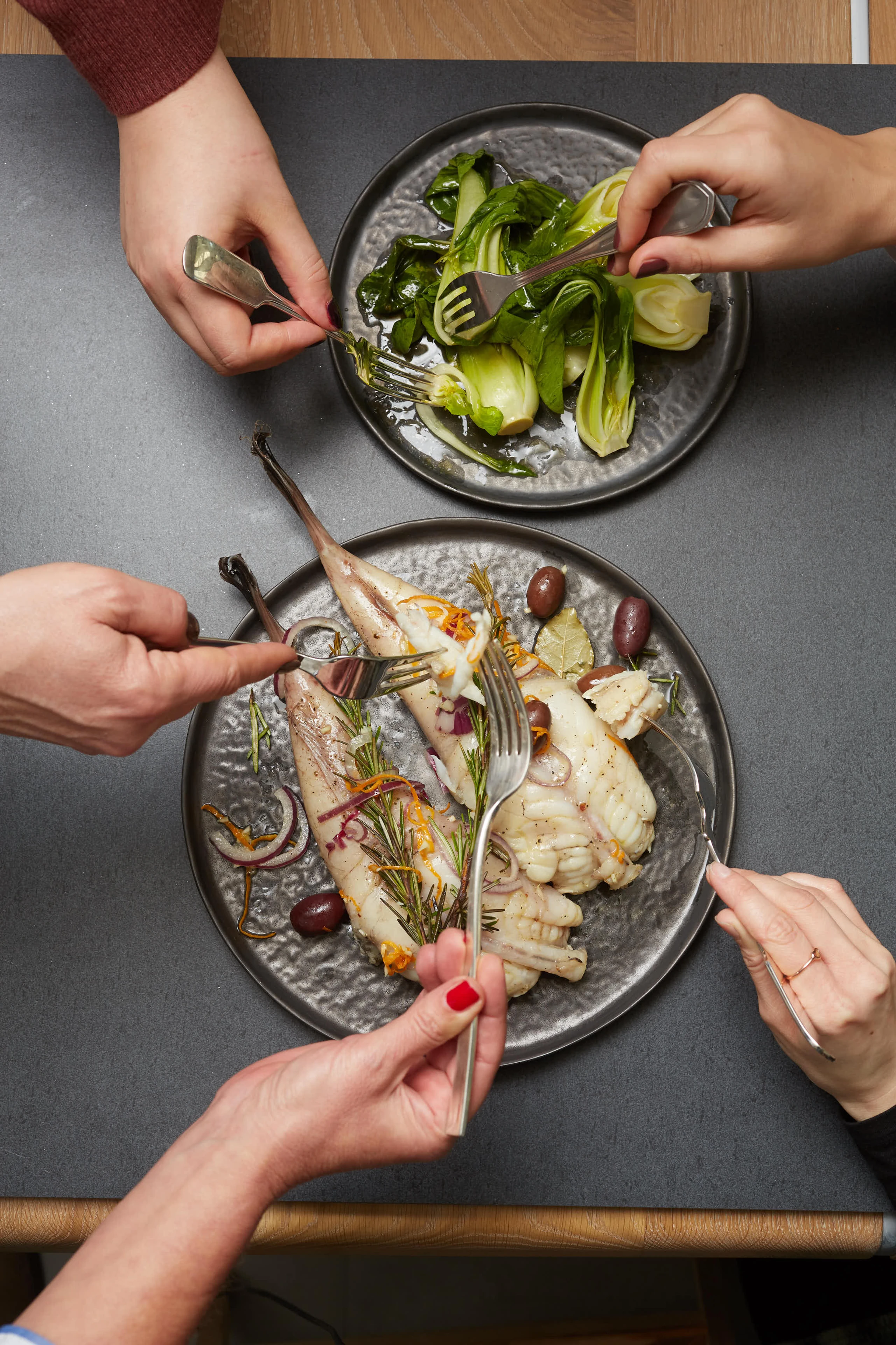 Seeteufel mit Oliven, Orangen und Pak Choi