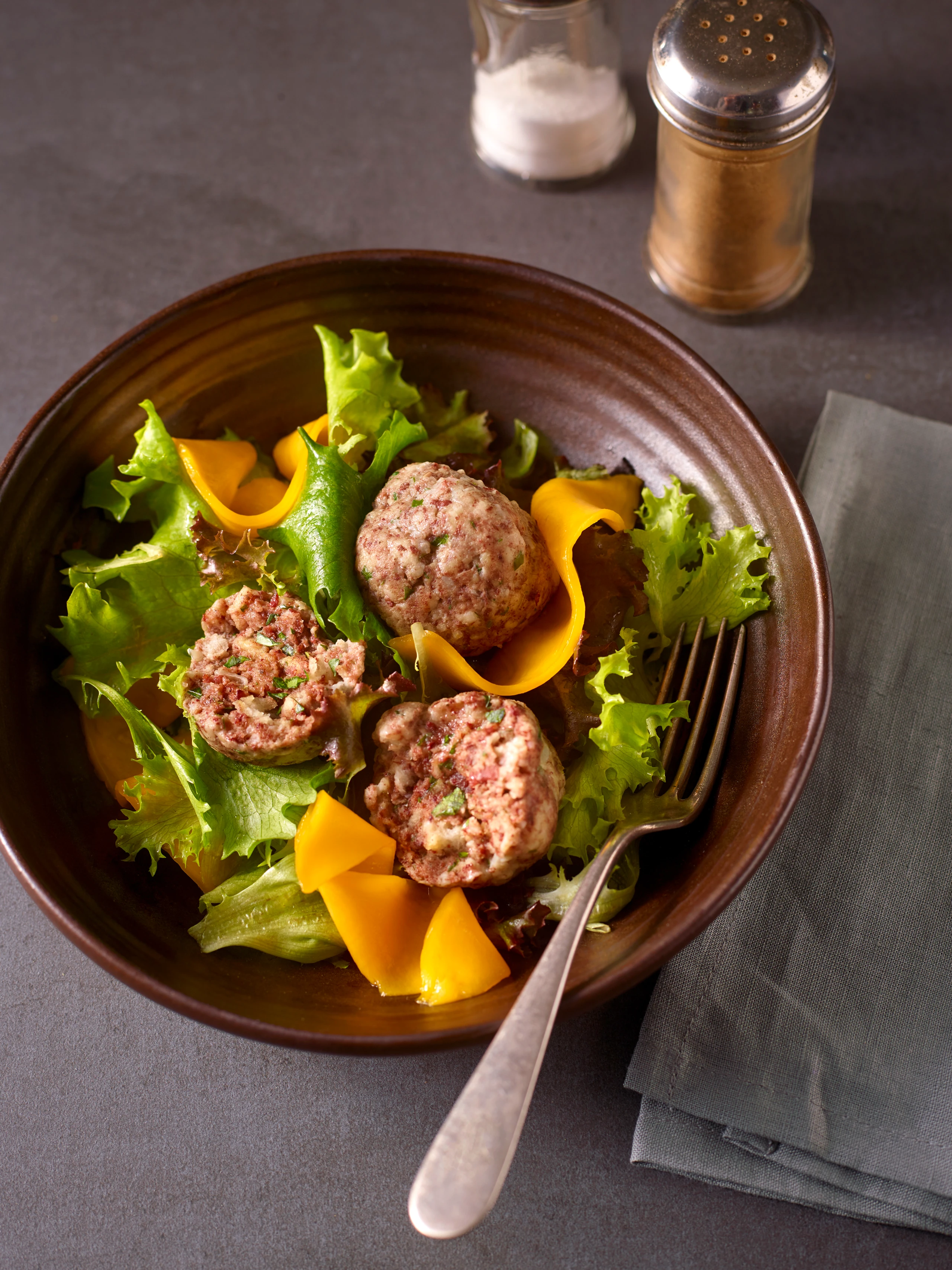 Blunzenknödel auf Blattsalat mit Mango