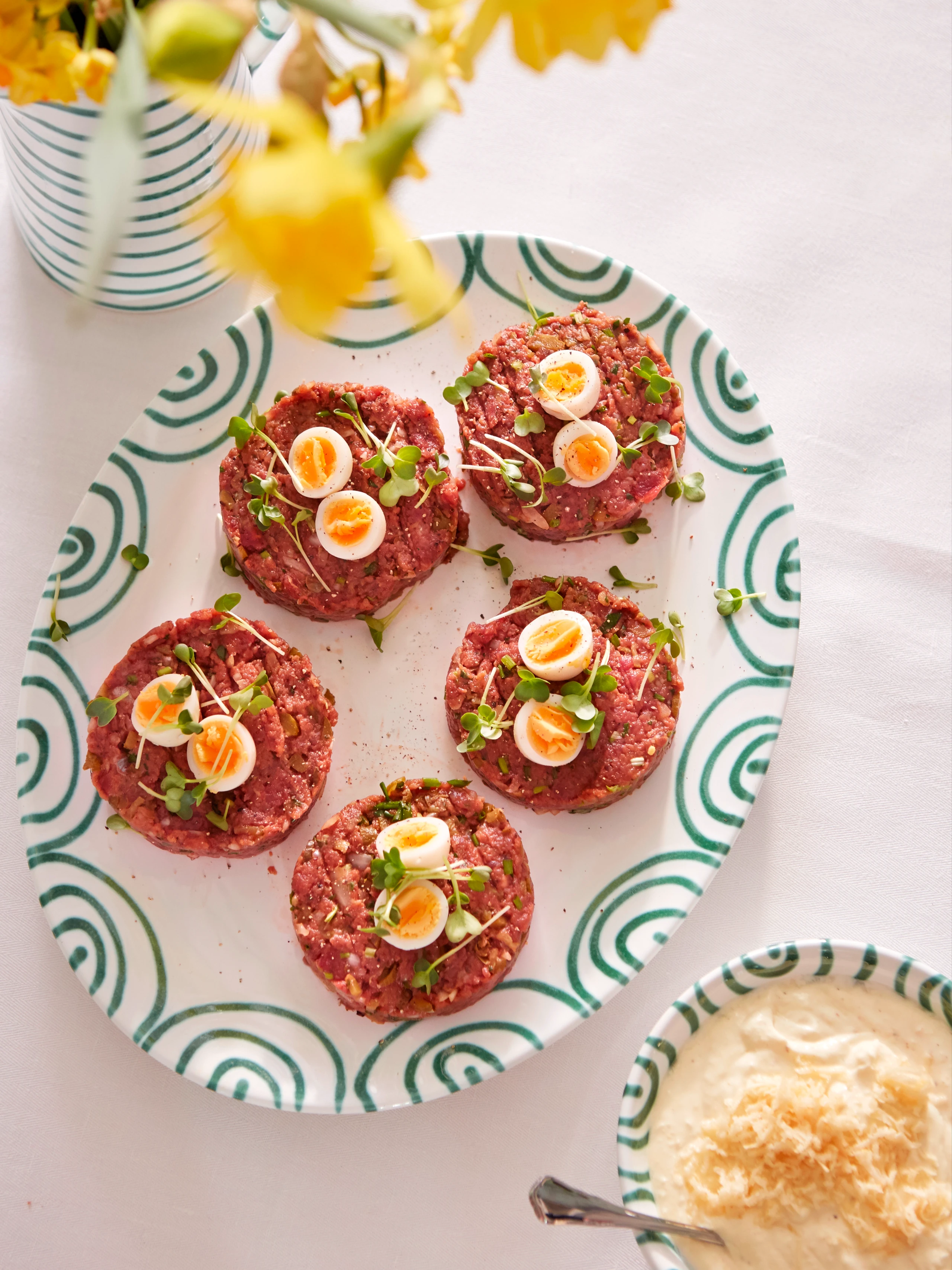 Beef Tatar mit Wachtelei und Krensauce