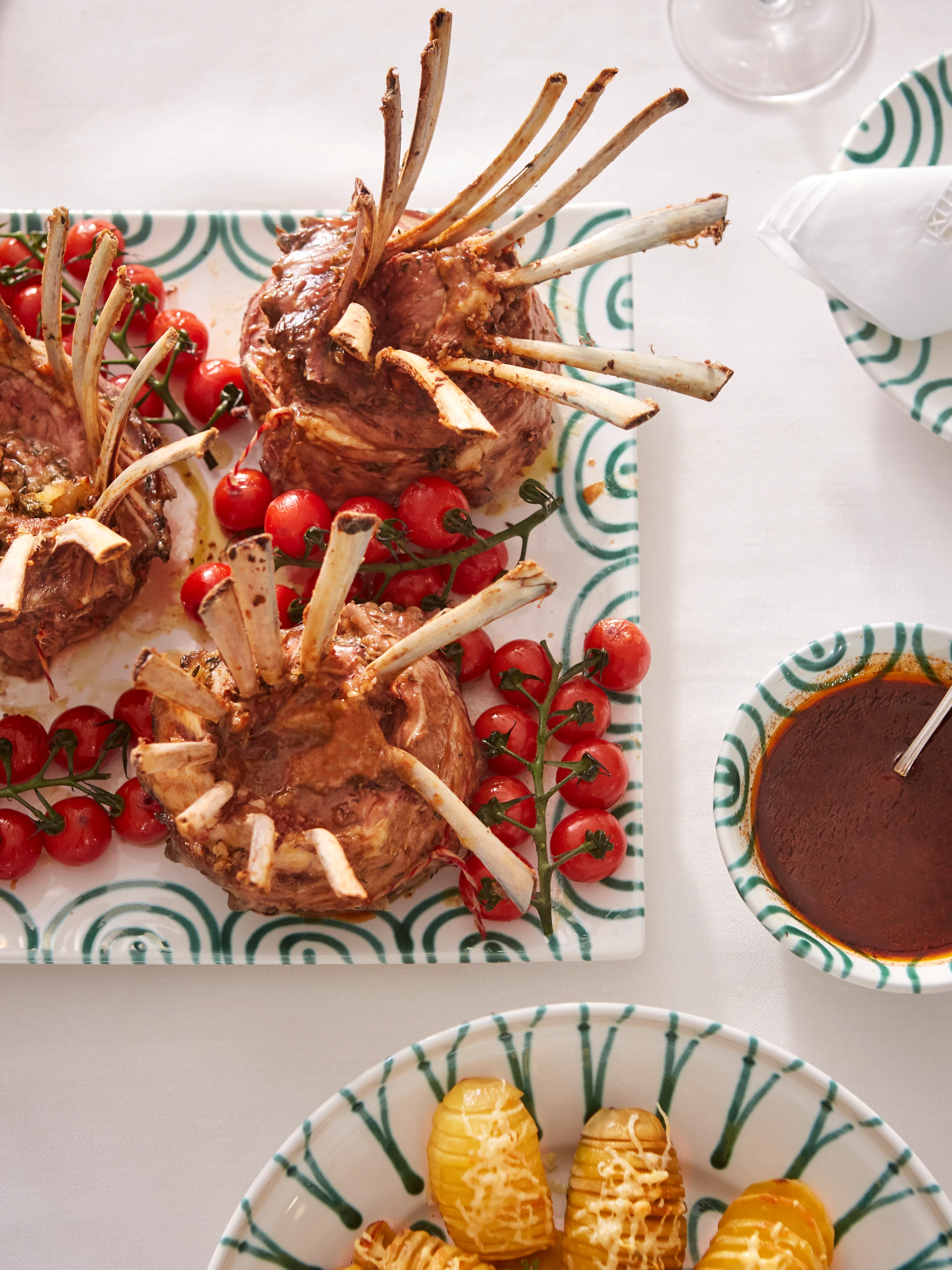 Lammkrone mit Kirschparadeisern und Käseerdäpfeln