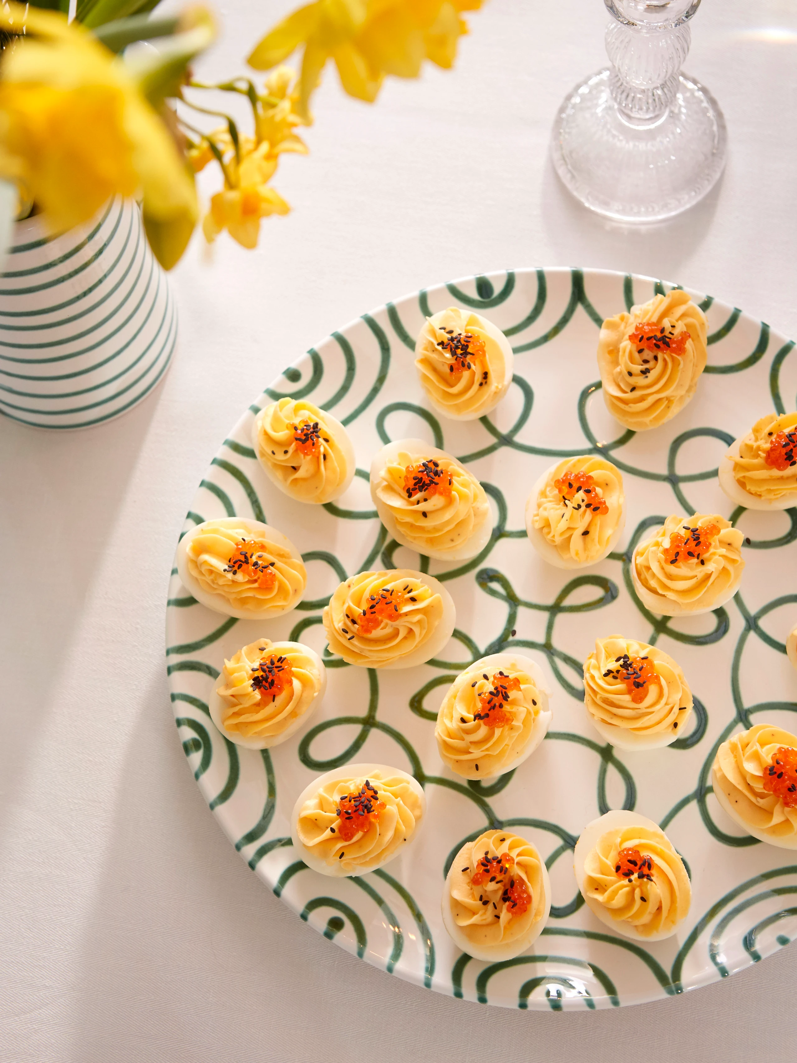 Gefüllte Eier mit Kaviar und Sesam