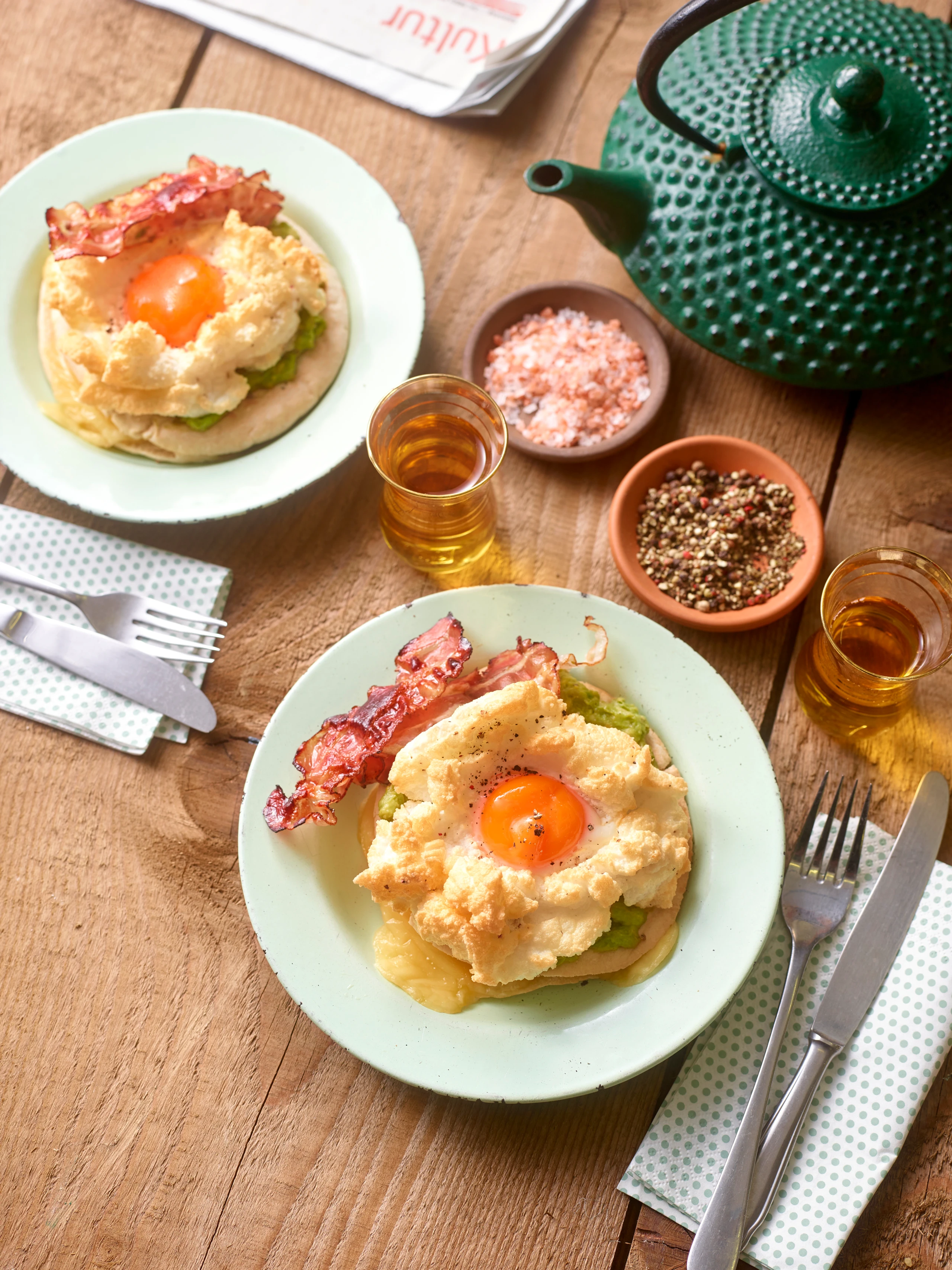 Pita-Pizzen mit Avocado und Cloud Eggs