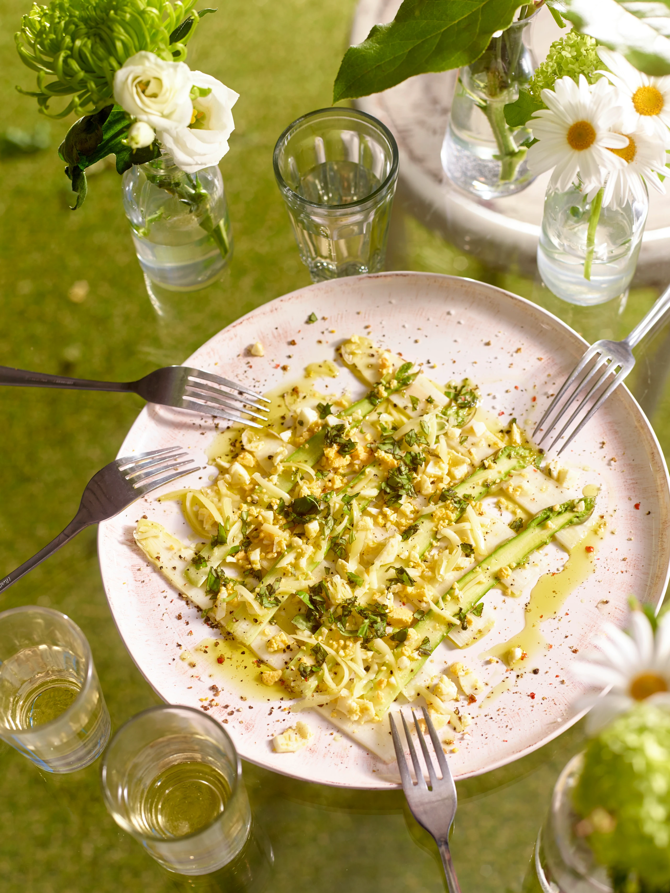 Spargel-Carpaccio mit Basilikum und Parmesan
