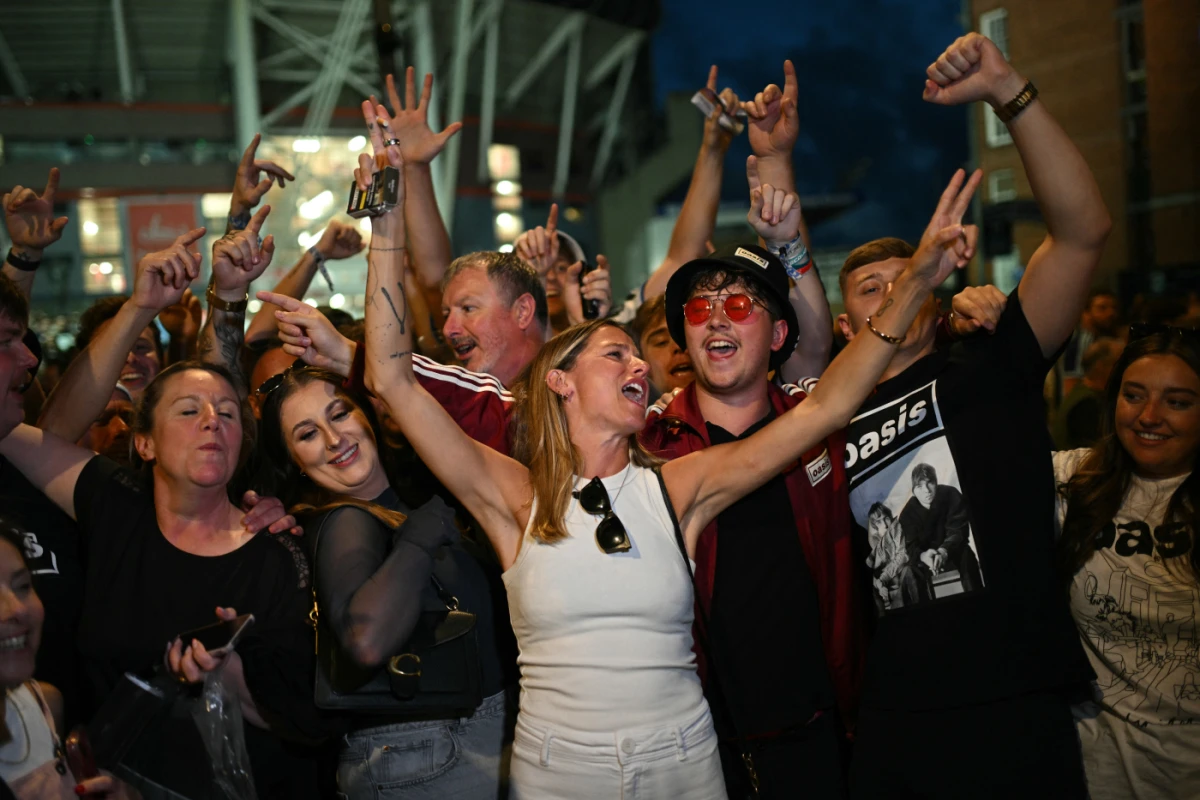 Auch außerhalb des Stadions wurde die Oasis-Reunion gefeiert