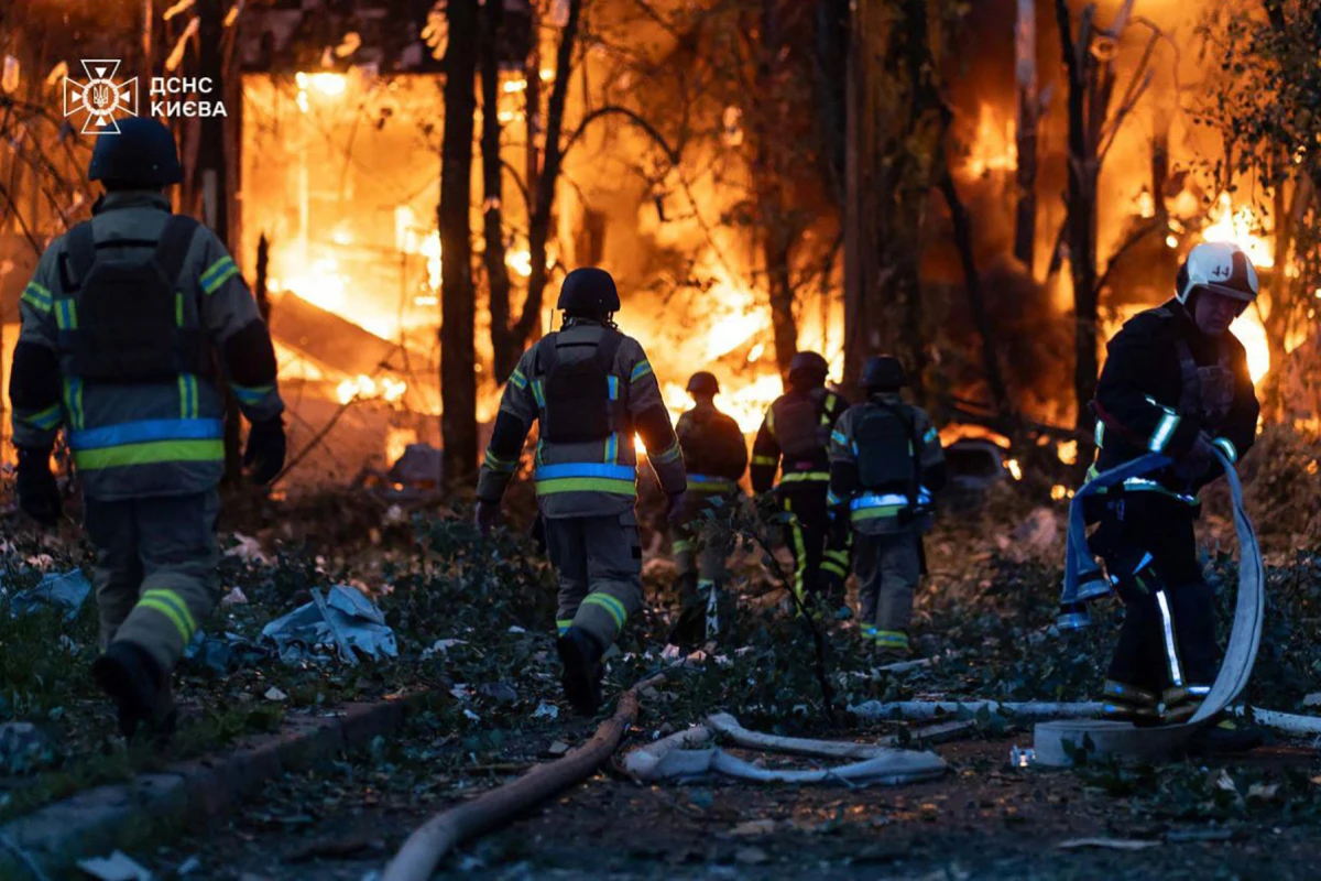 Feuerwehrleute kämpfen gegen Brand nach Drohnenangriffen