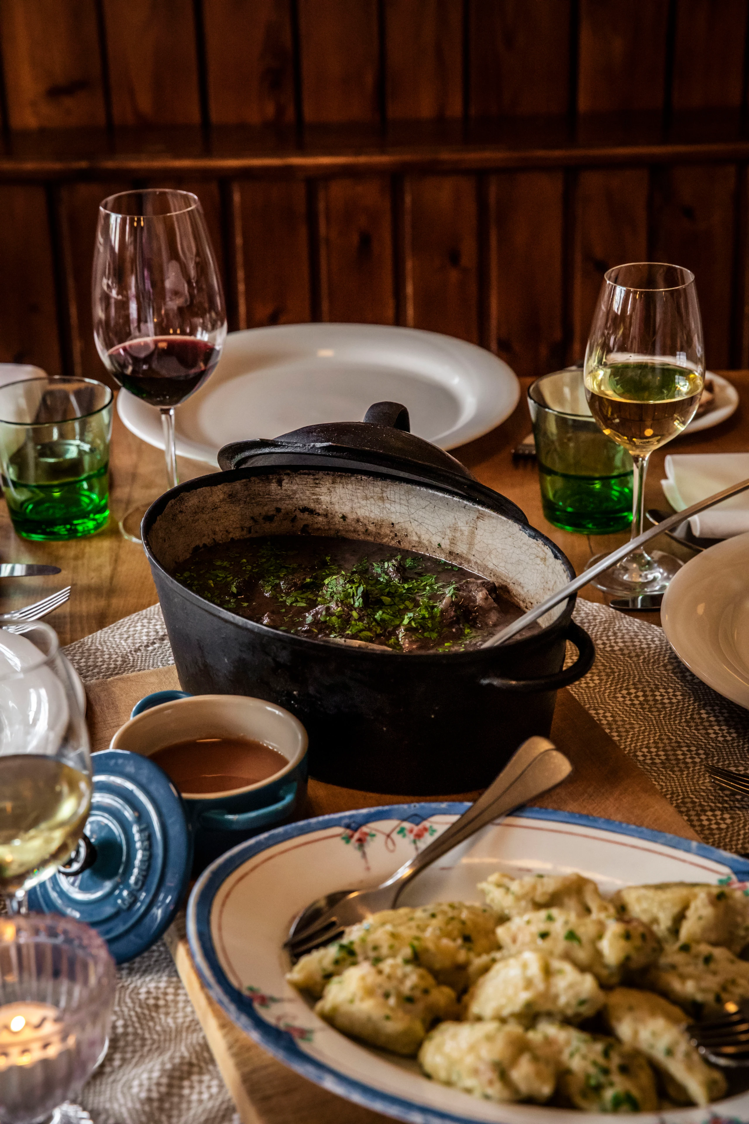 Zwiebelfleisch mit Rotwein und Rahmnockerln