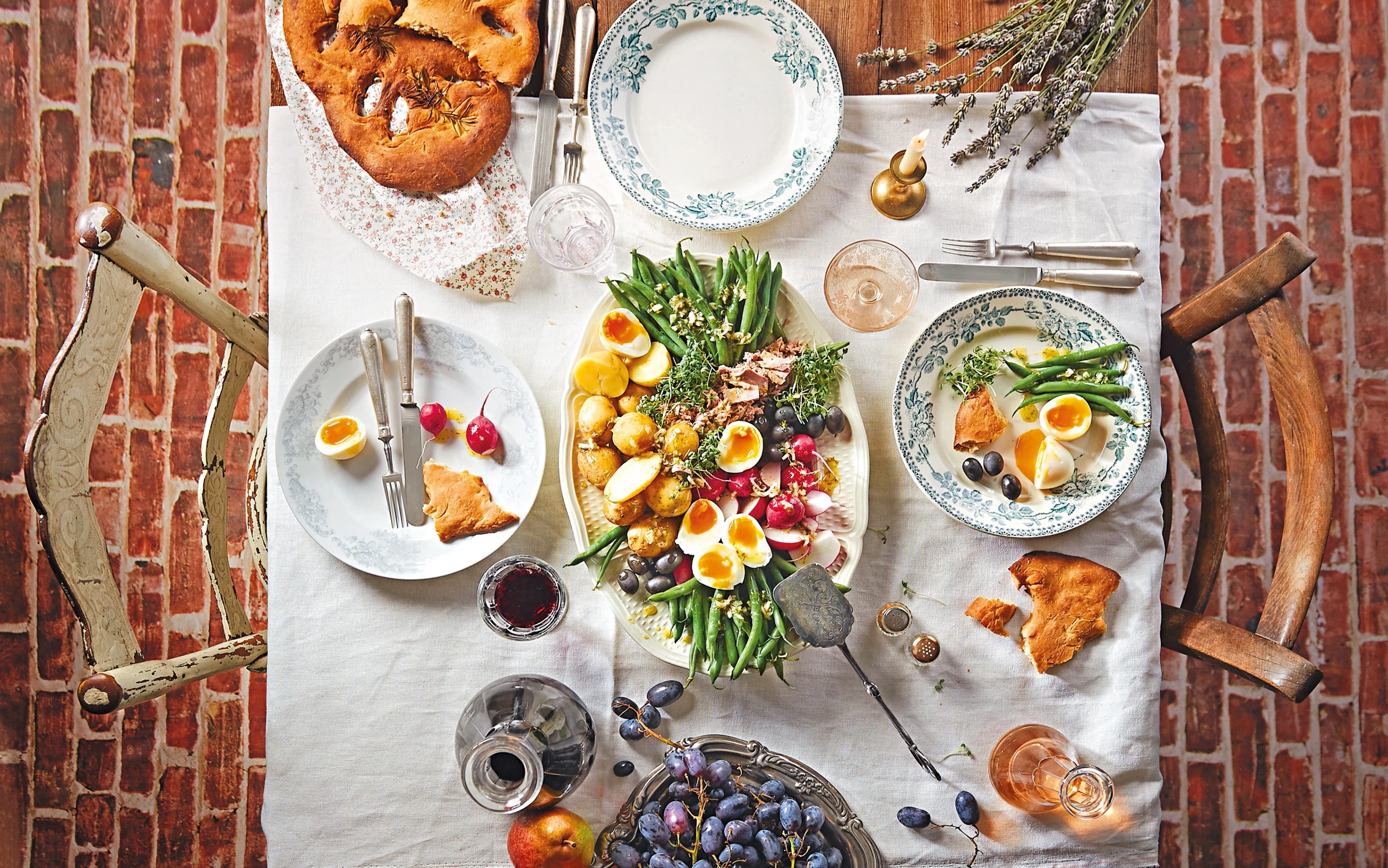 Salade niçoise mit Vinaigrette & Fougasse