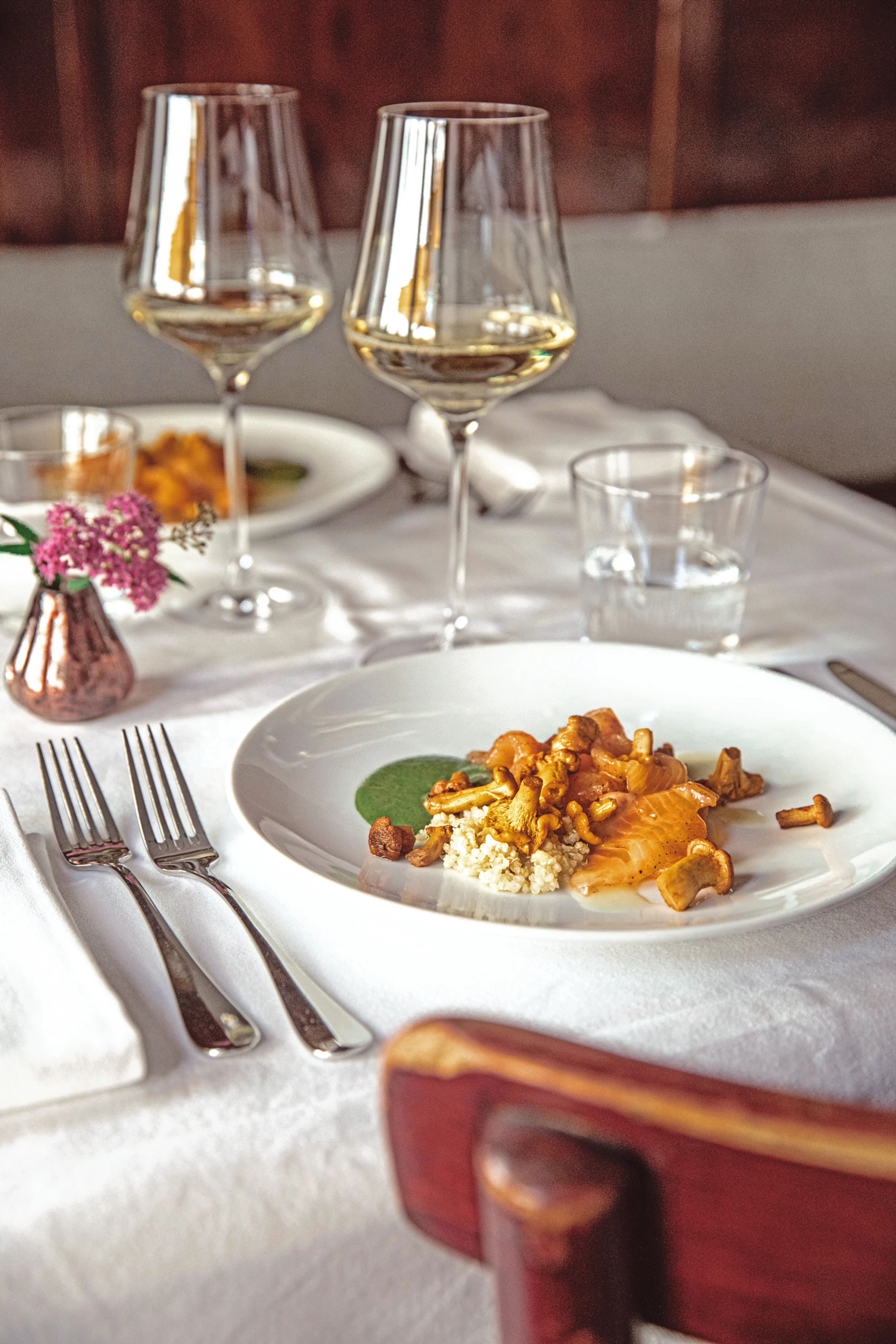 Gebeizter Saibling mit Eierschwammerlsalat und Quinoa