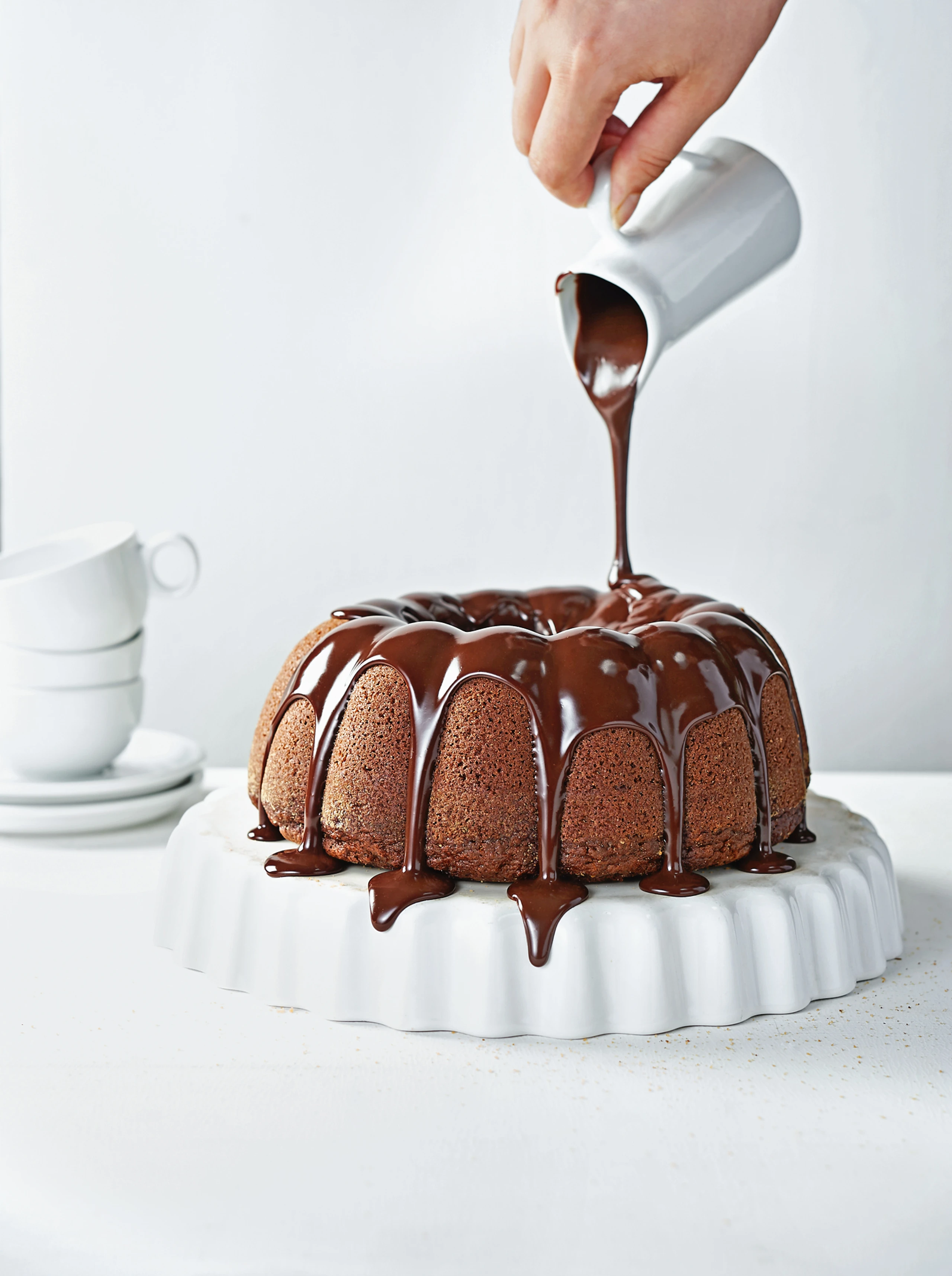 "Flüssiges Schokoglück": Glasierter Schokogugelhupf