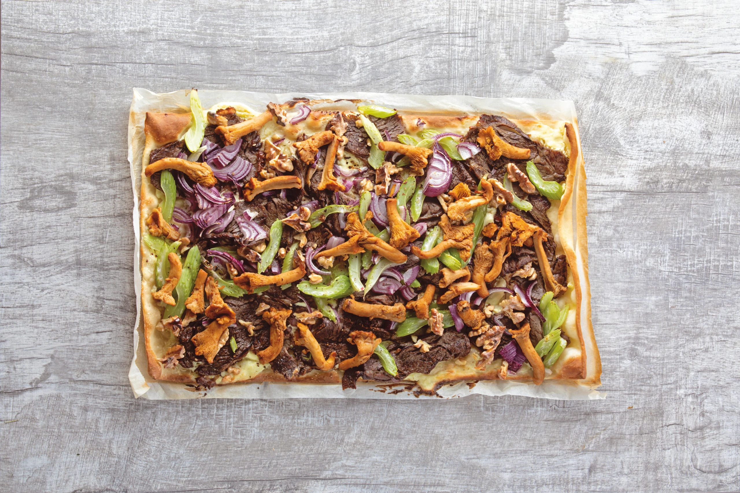 Flammkuchen mit Braten, Schwammerln und Sellerie
