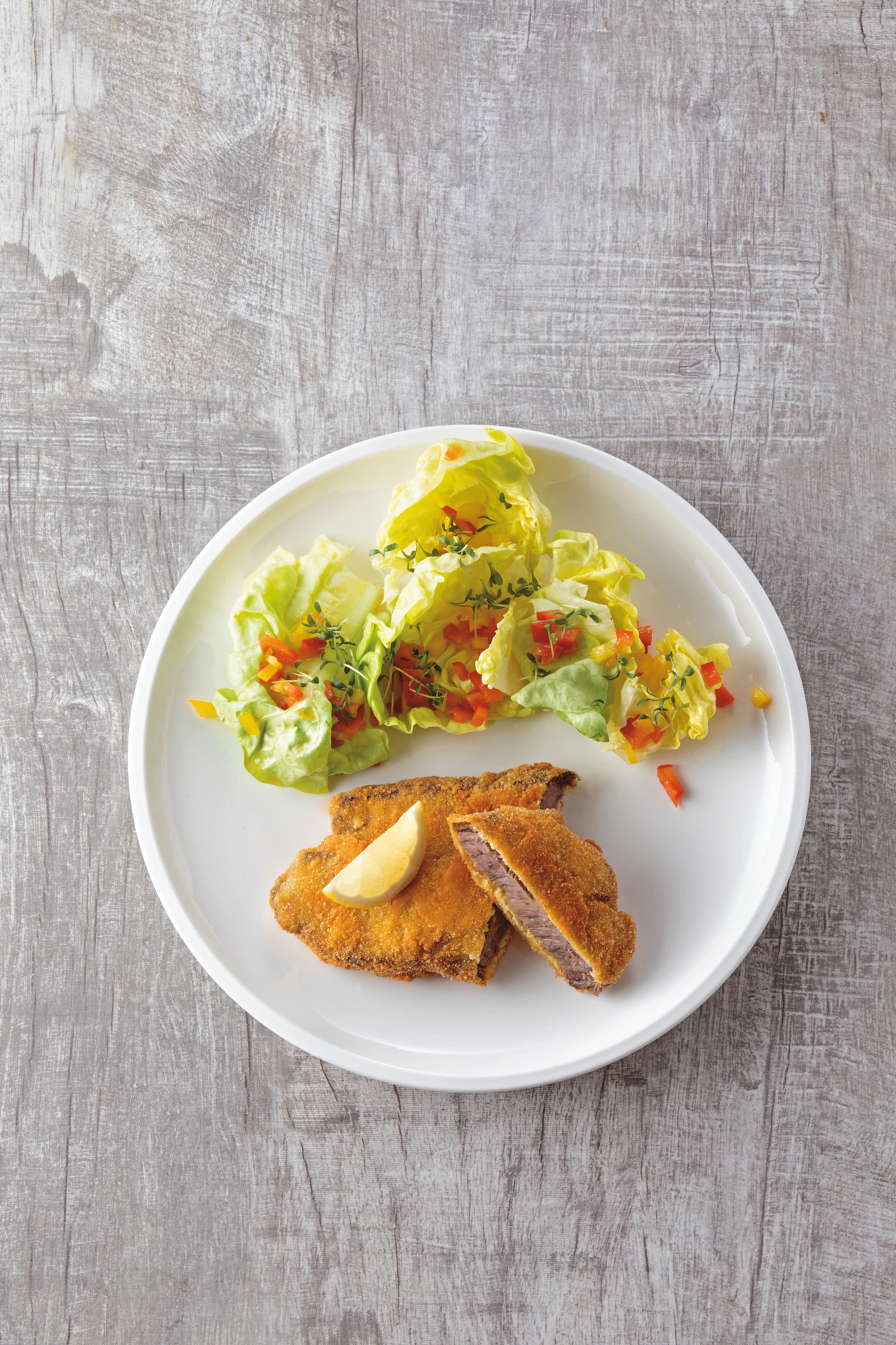 Backfleisch mit grünem Salat und Paprikadressing