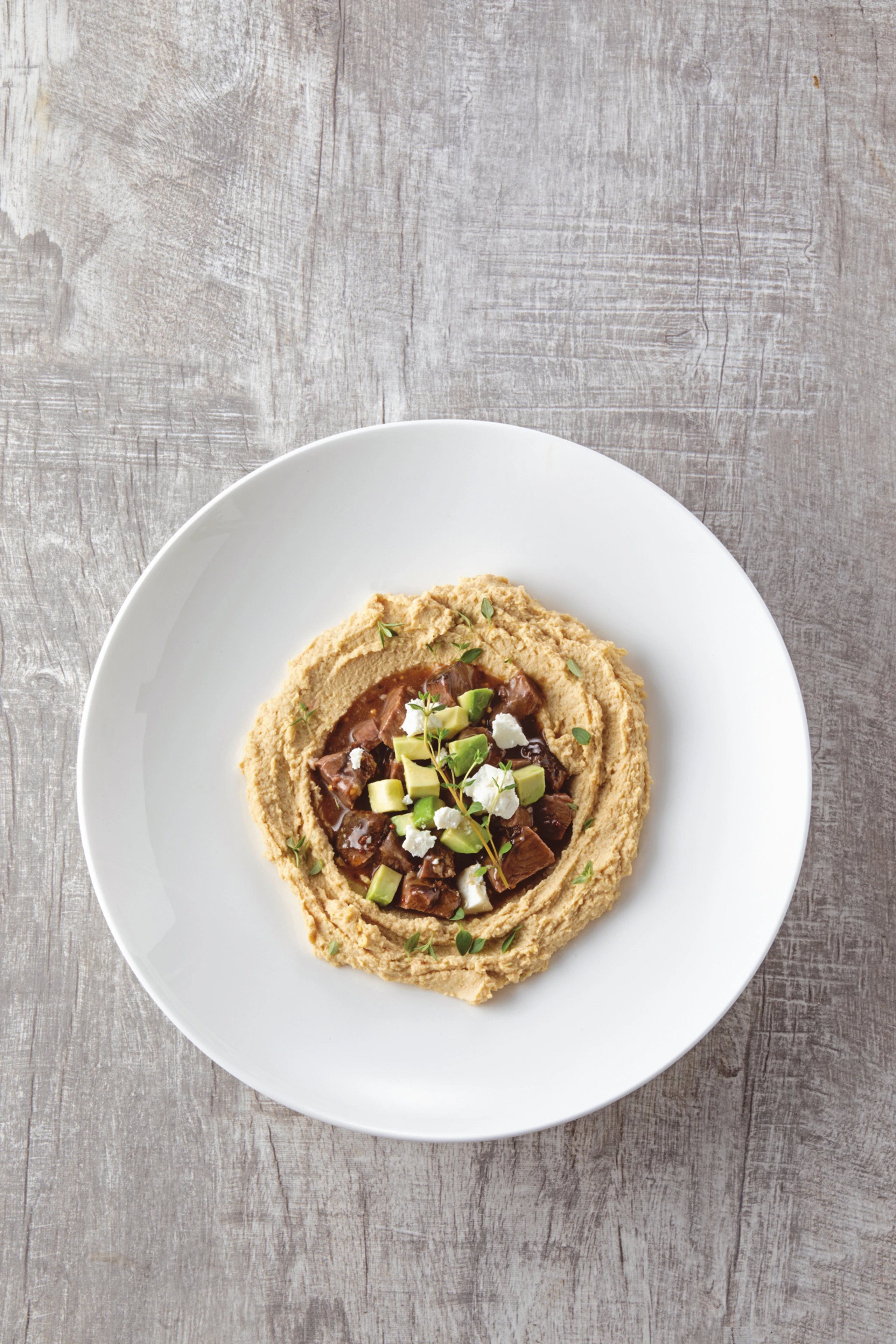 Rindsragout mit Hummus, Avocado und Feta