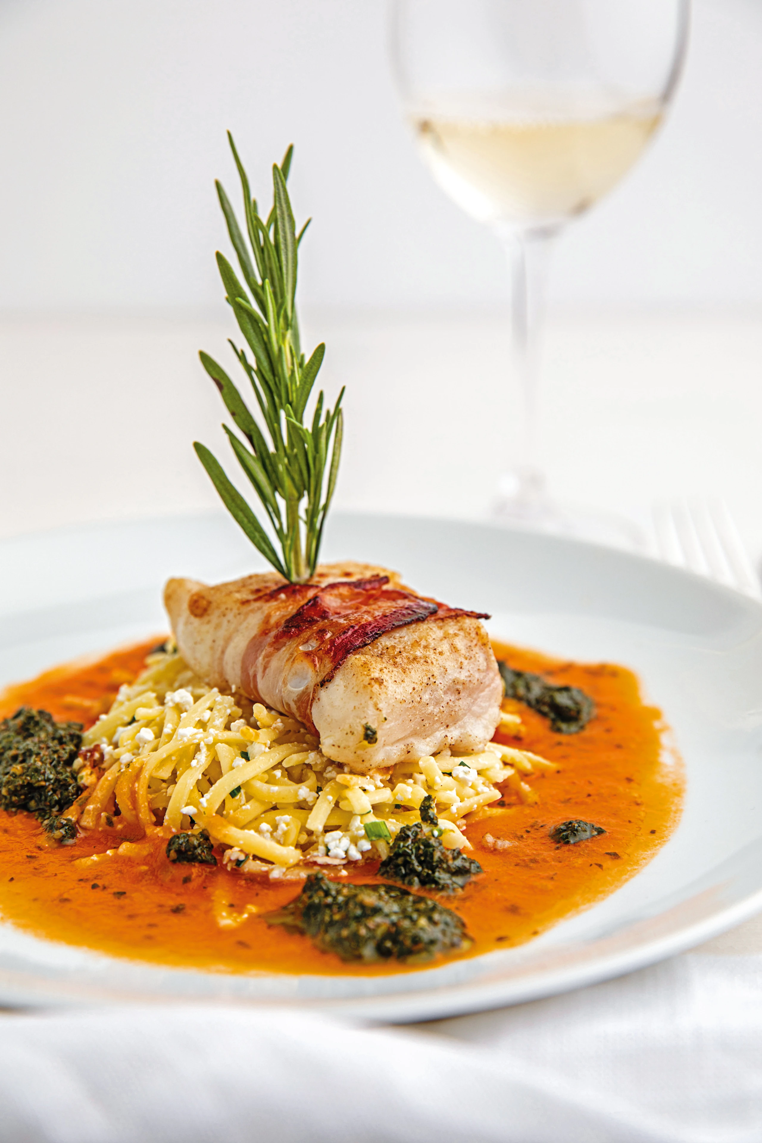 Wels im Schinken mit Paradeisbutter und Topfen-Haluska