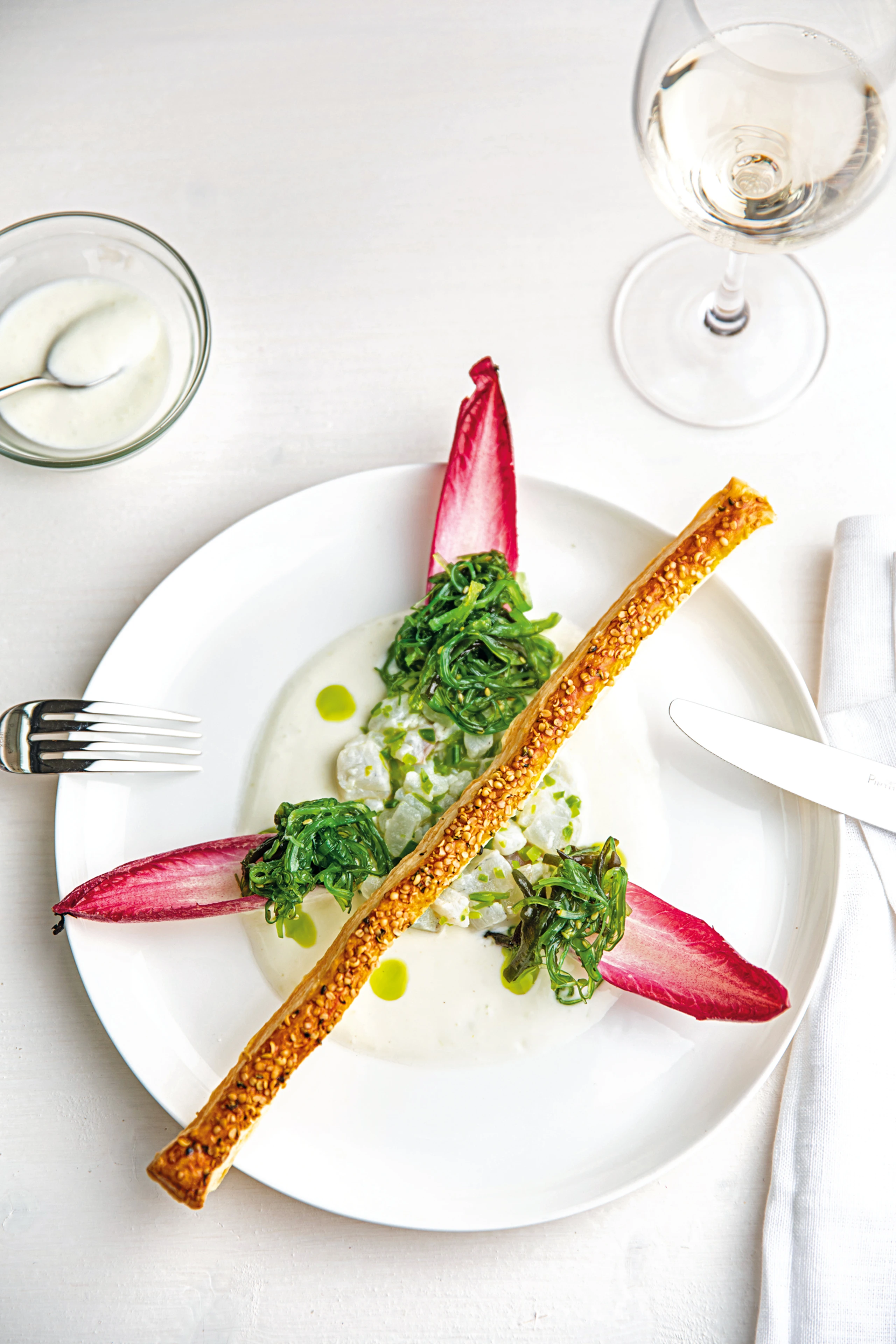 Zandertatar mit Limettenjoghurt und Hanfsamenstangerln