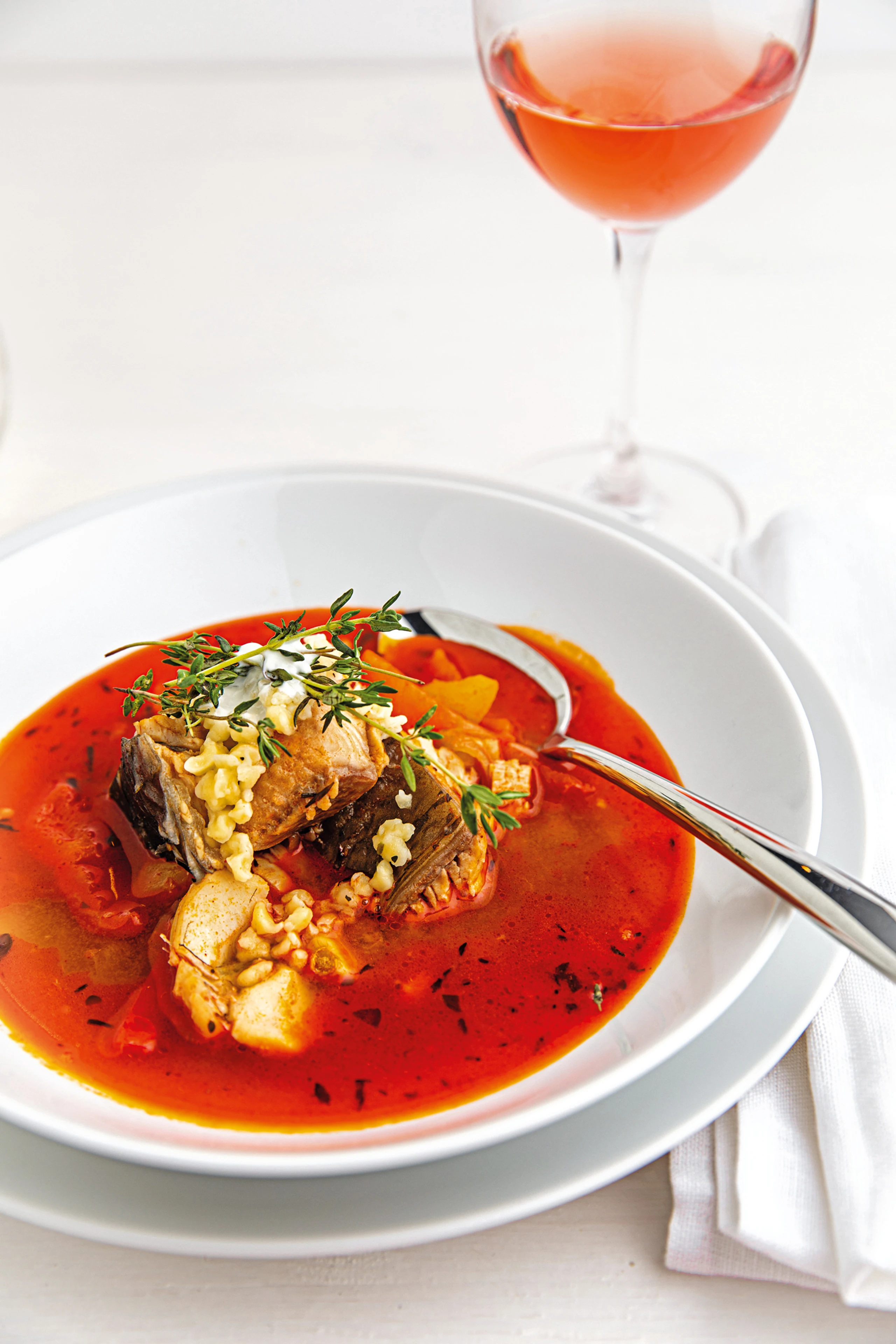 Paprizierte Fischsuppe mit Tarhonya