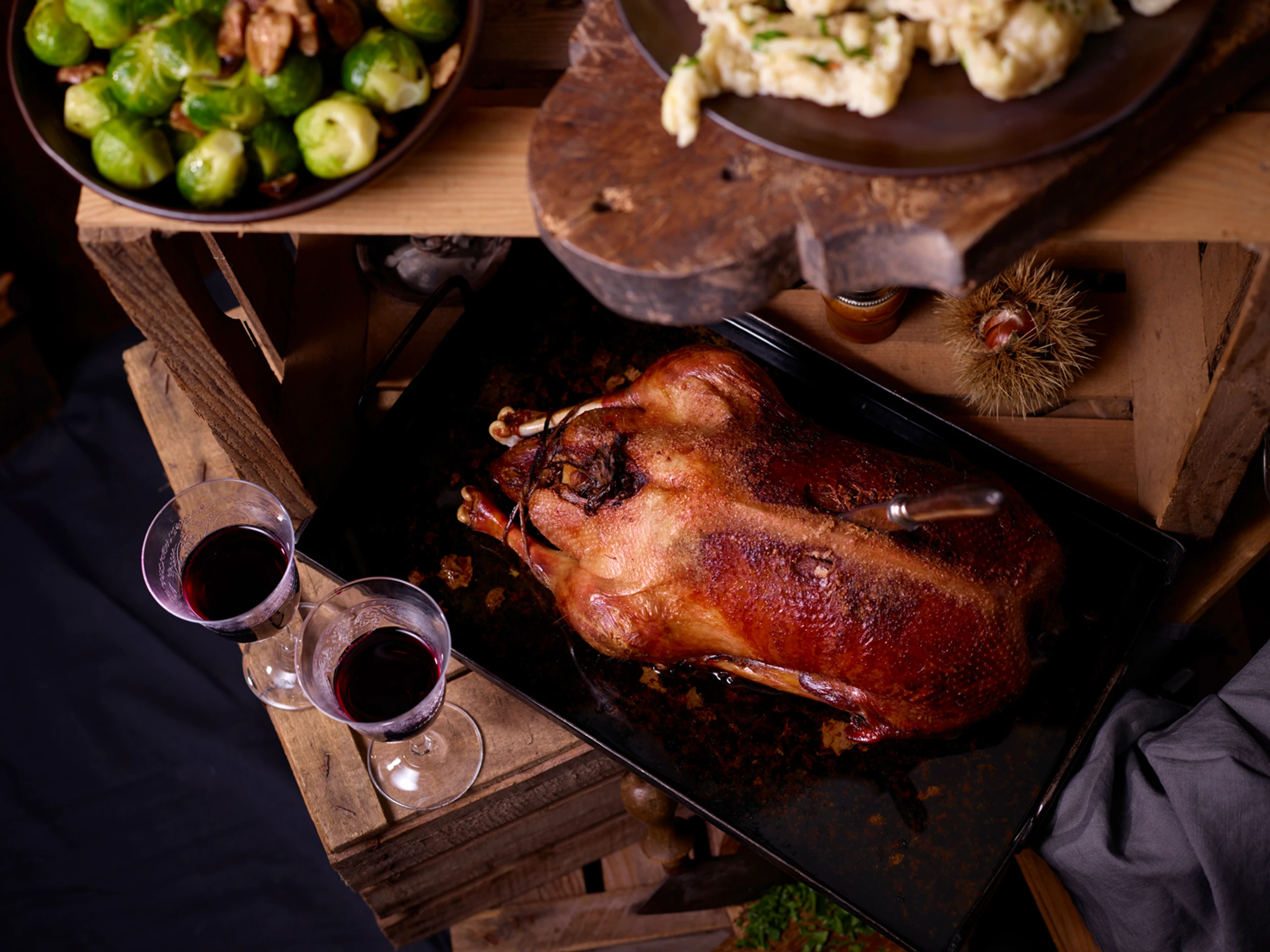 Gansl mit Kräuternockerln und Kohlsprossen-Maronigemüse