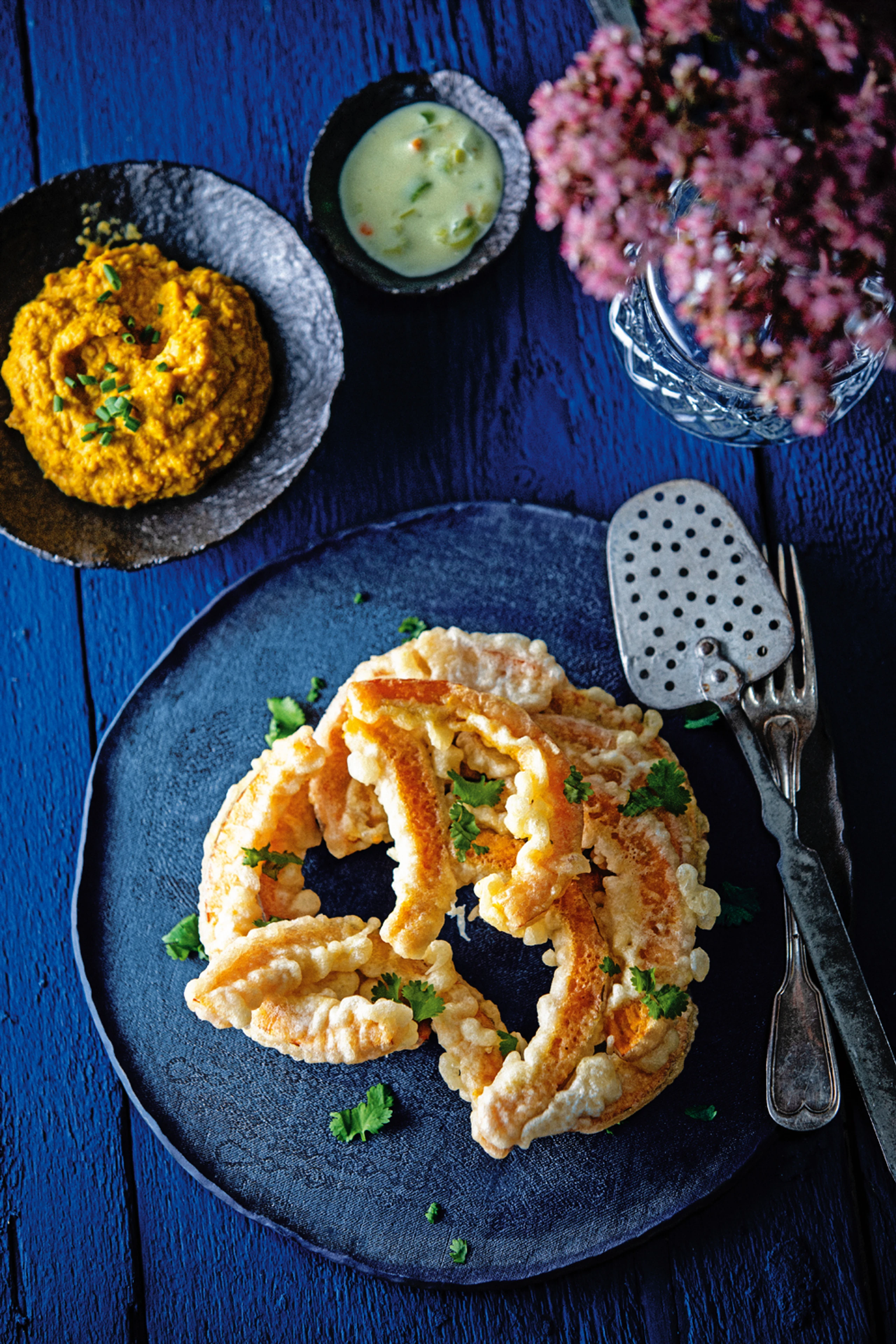 Hokkaido im Tempurateig mit Kürbishummus und Wasabisauce