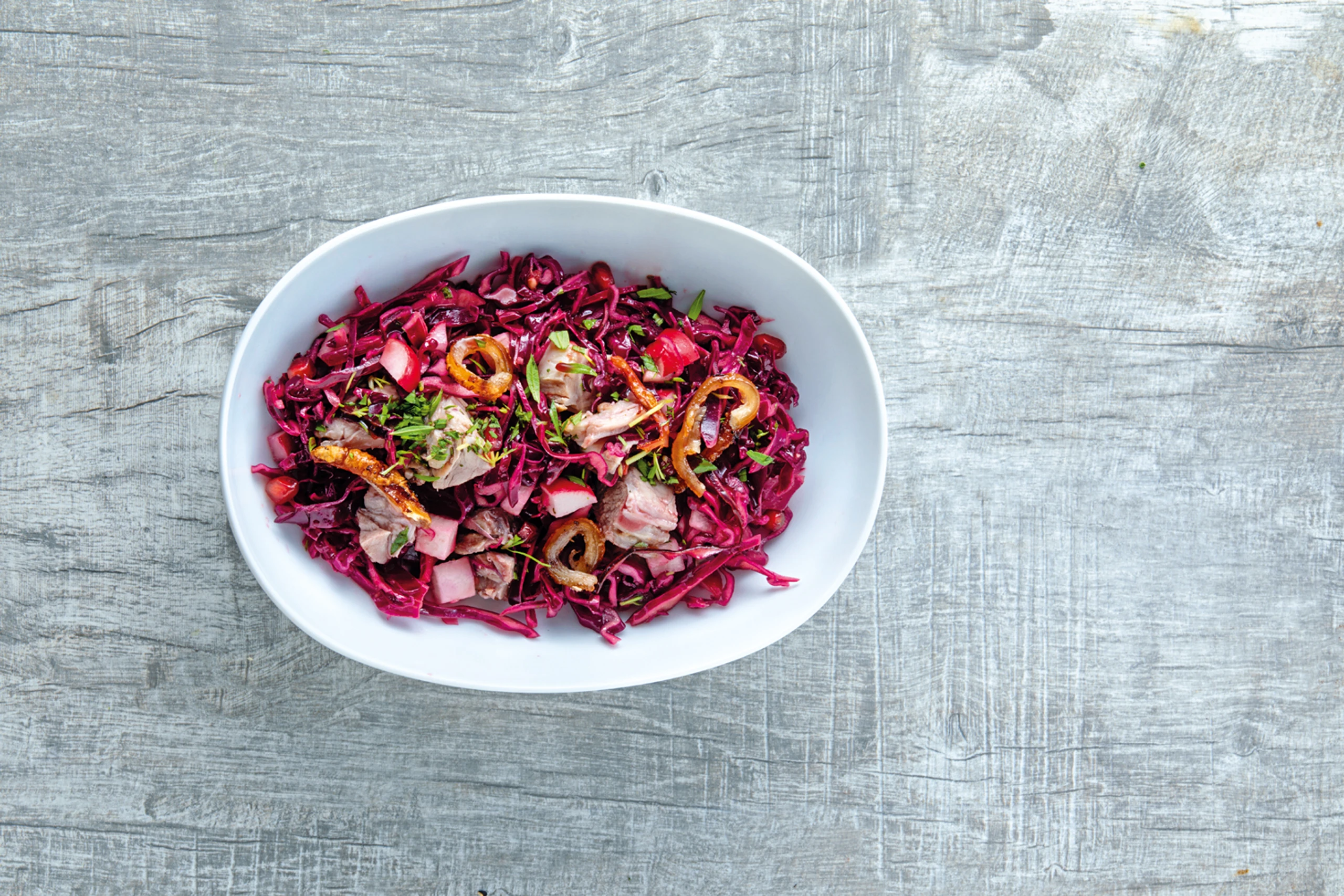 Stelzen-Rotkrautsalat mit Rettich und Nuss-Orangendressing