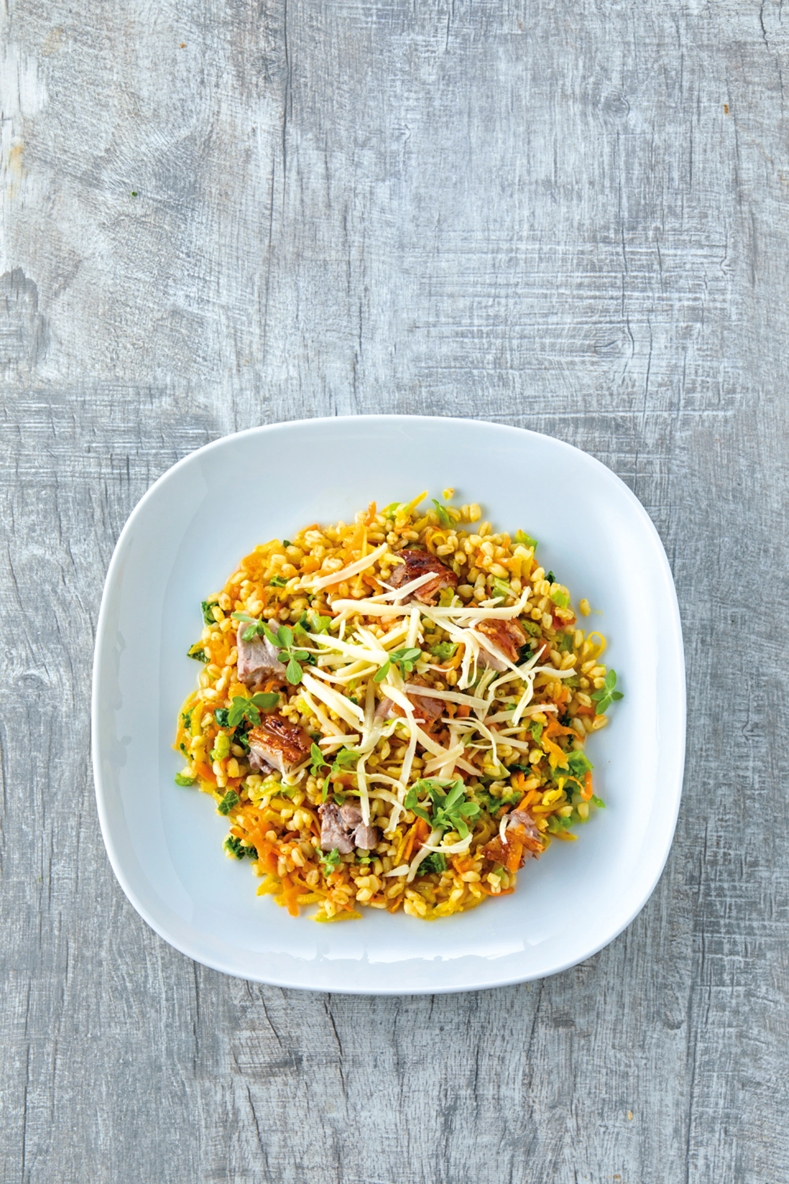 Perlweizenrisotto mit Stelzenfleisch und Gemüse