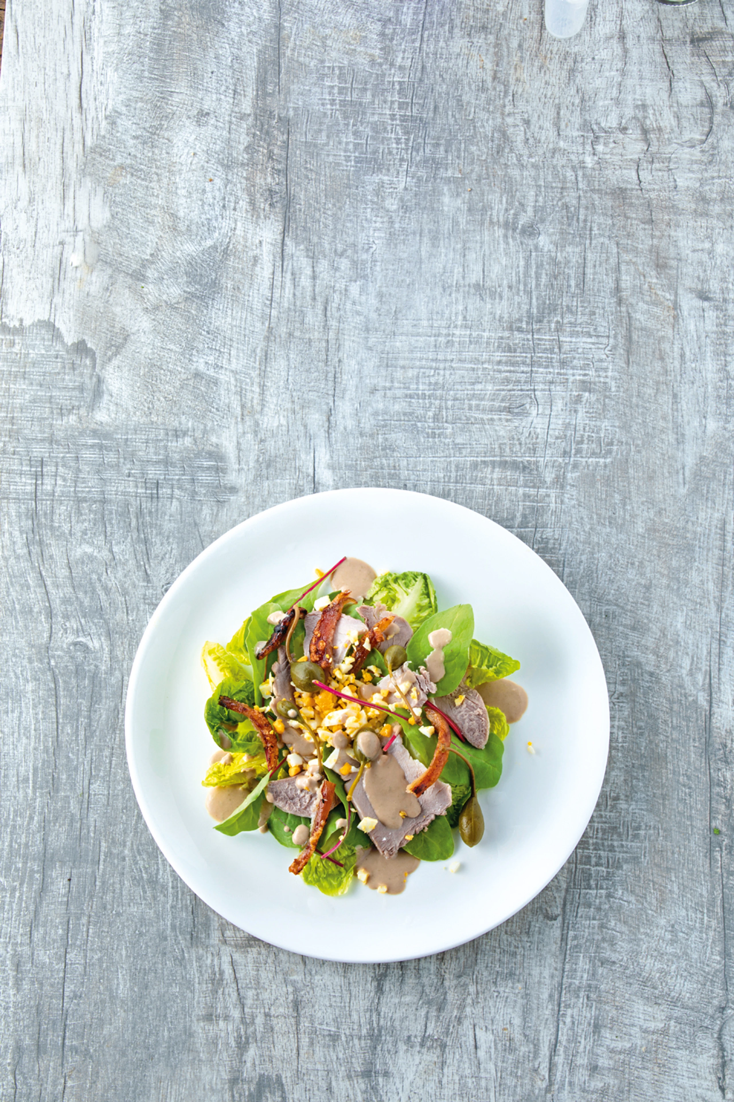 Stelze mit Thunfischsauce, Mangold, Kapern und Ei