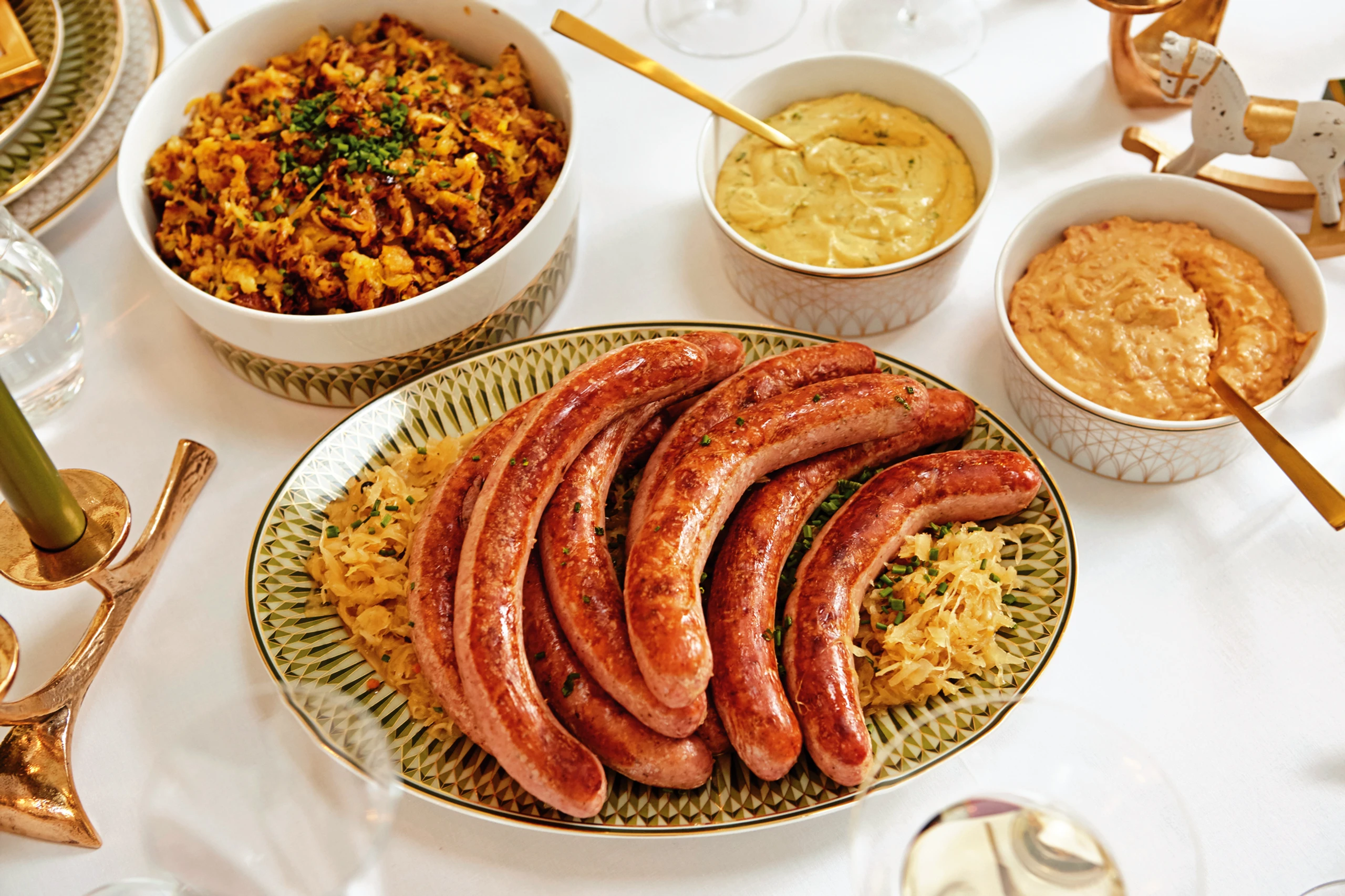 Bratwürstel mit Sauerkraut und Erdäpfelschmarrn