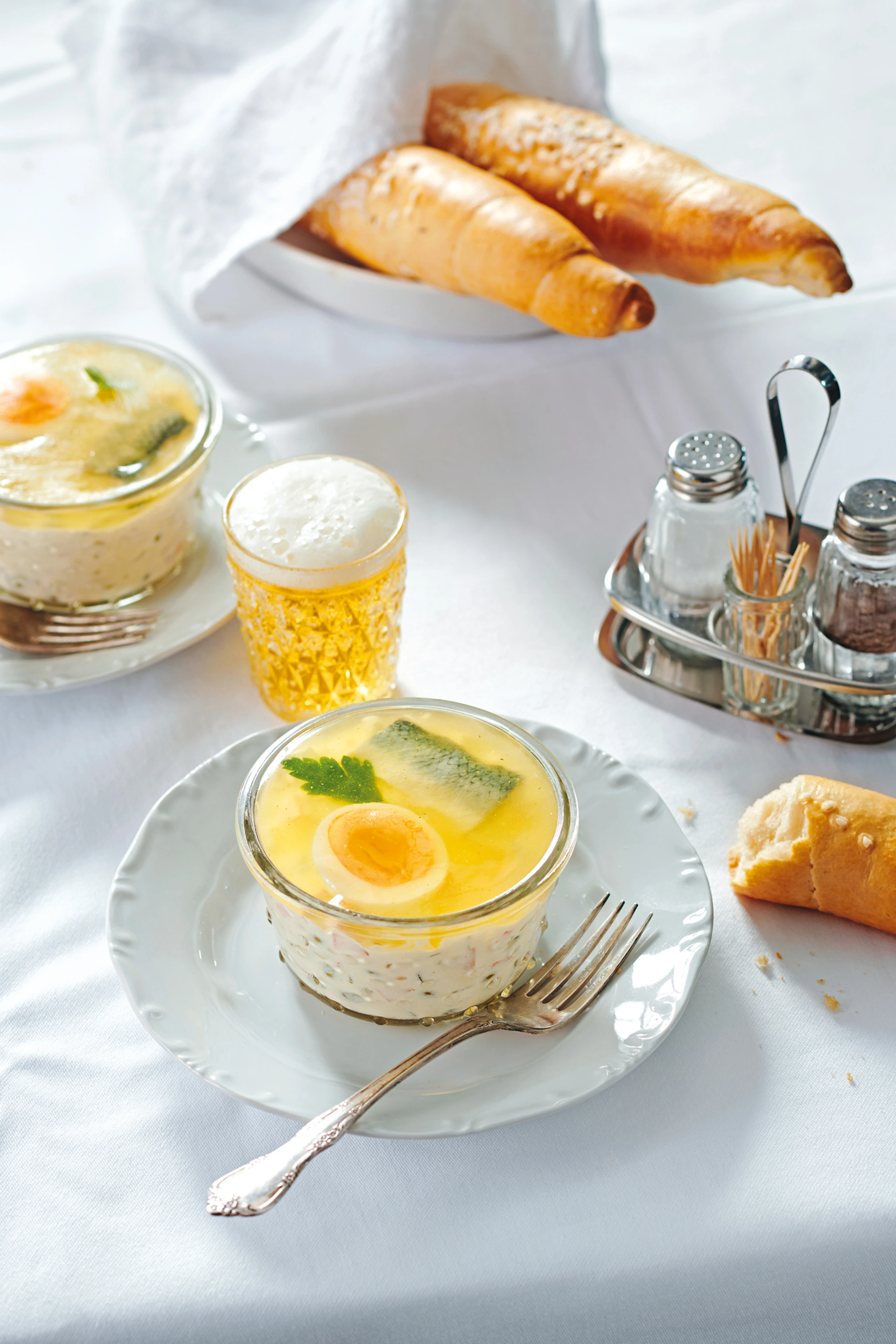 Klassischer Gabelbissen mit Heringen