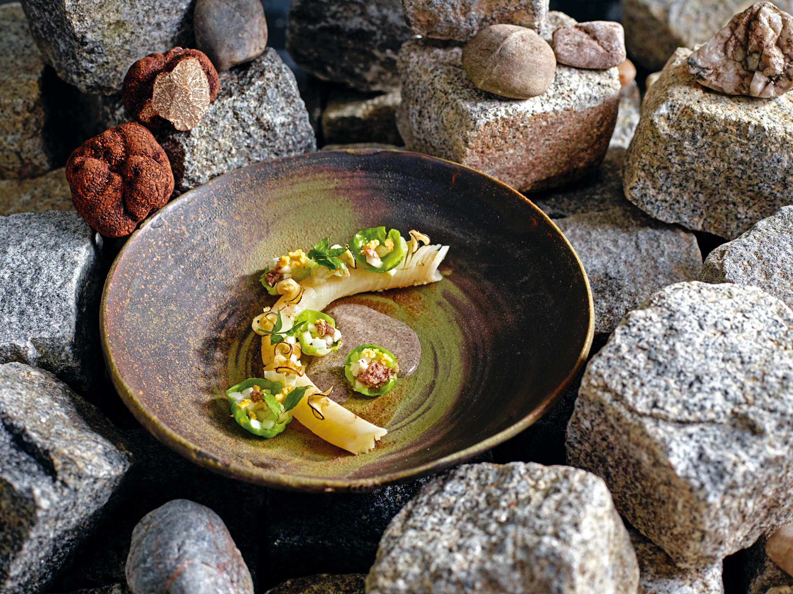 Schwarzwurzeln mit Kohlsalat und Trüffelrahm