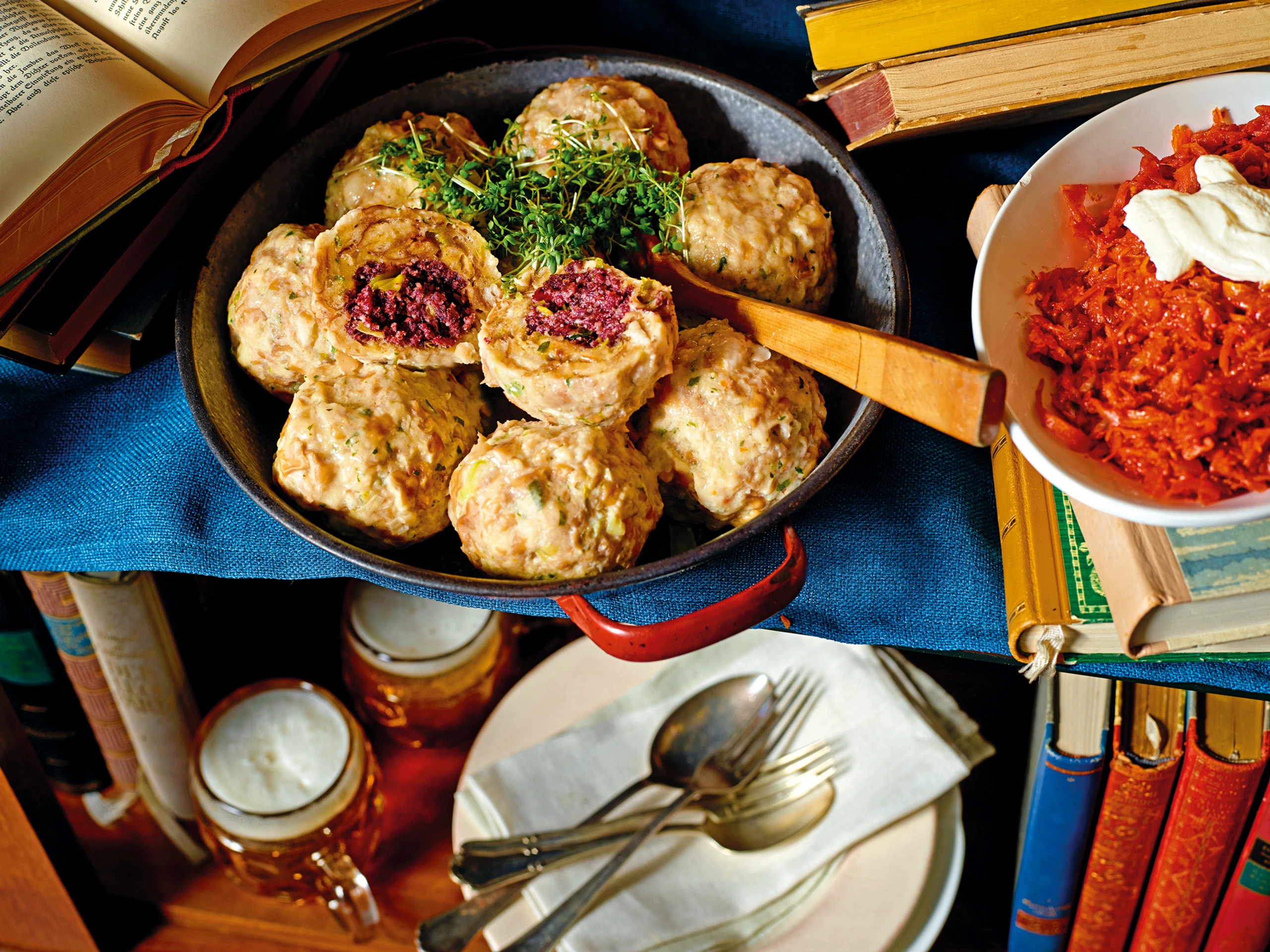Brezenknödel mit Blunzenfülle auf Paprikakraut