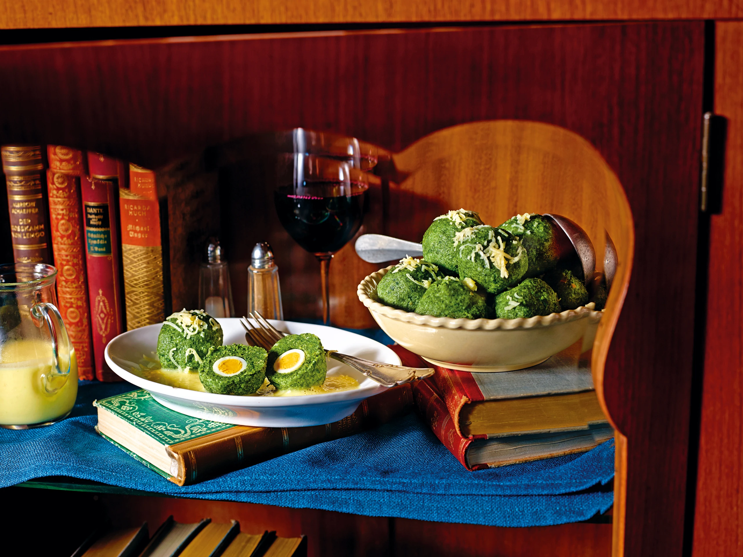 Spinatknödel mit Wachteleiern auf Erdäpfelsauce